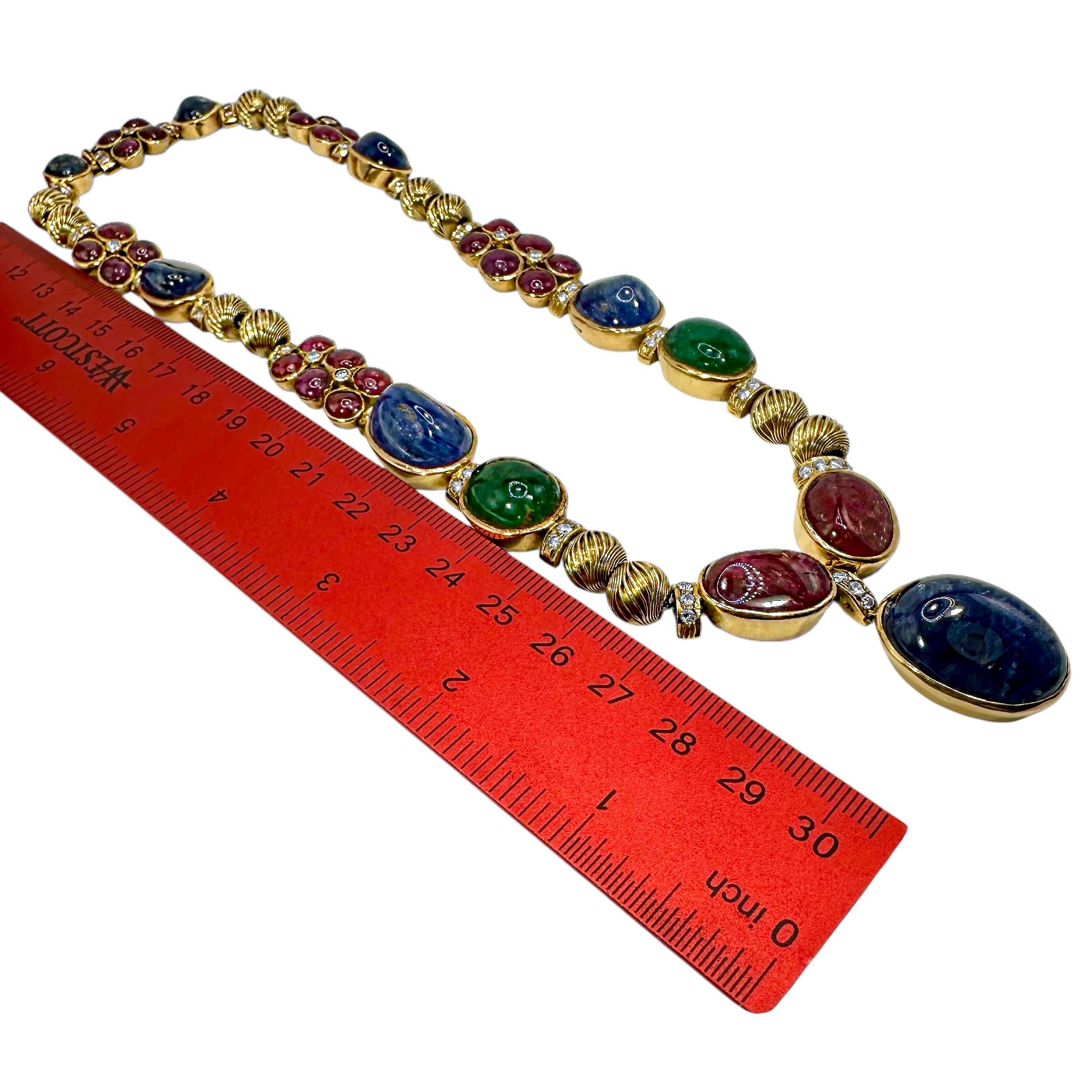Donna Collana girocollo vintage con zaffiro, rubino, smeraldo, diamante e oro, grande e audace in vendita