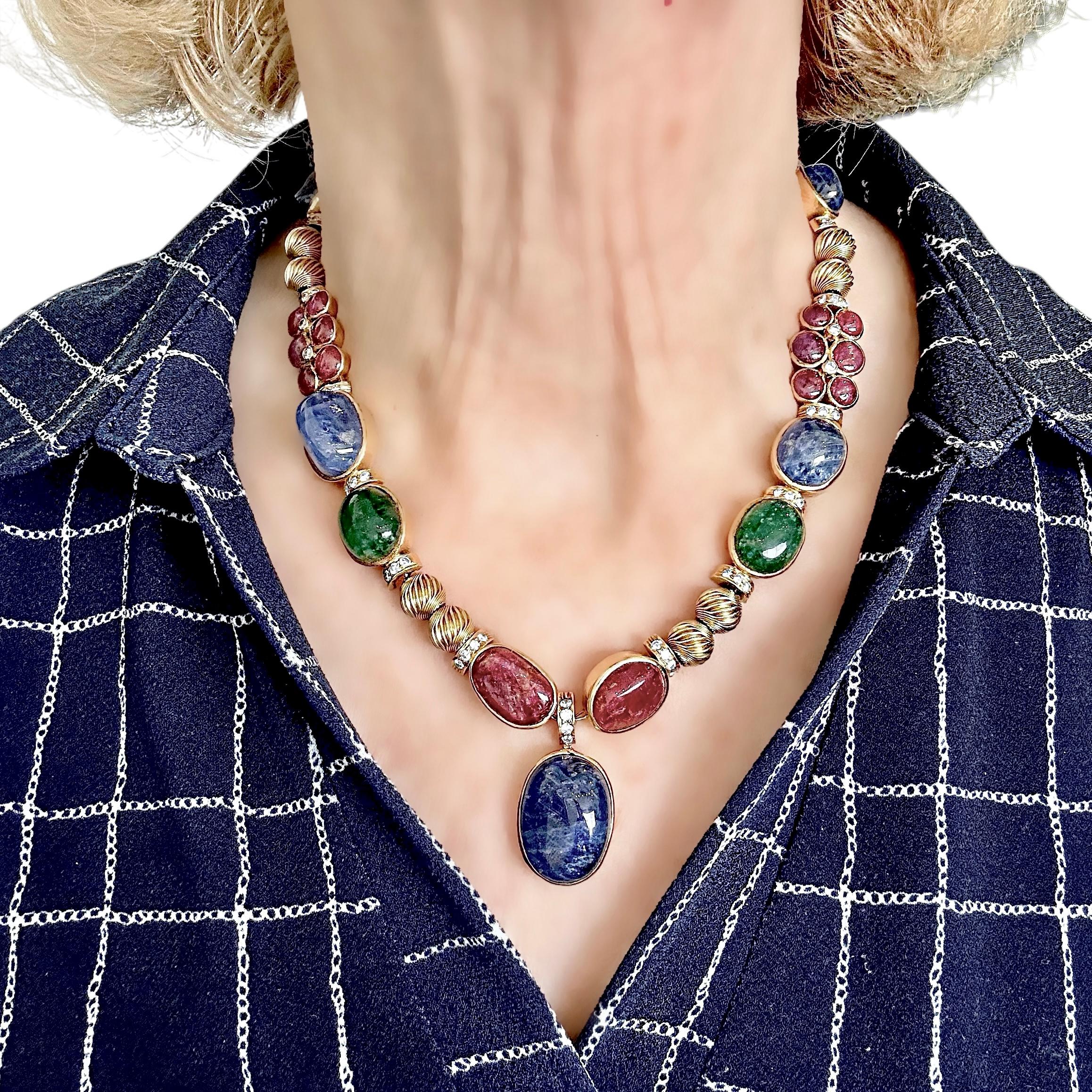 Collana girocollo vintage con zaffiro, rubino, smeraldo, diamante e oro, grande e audace in vendita 2