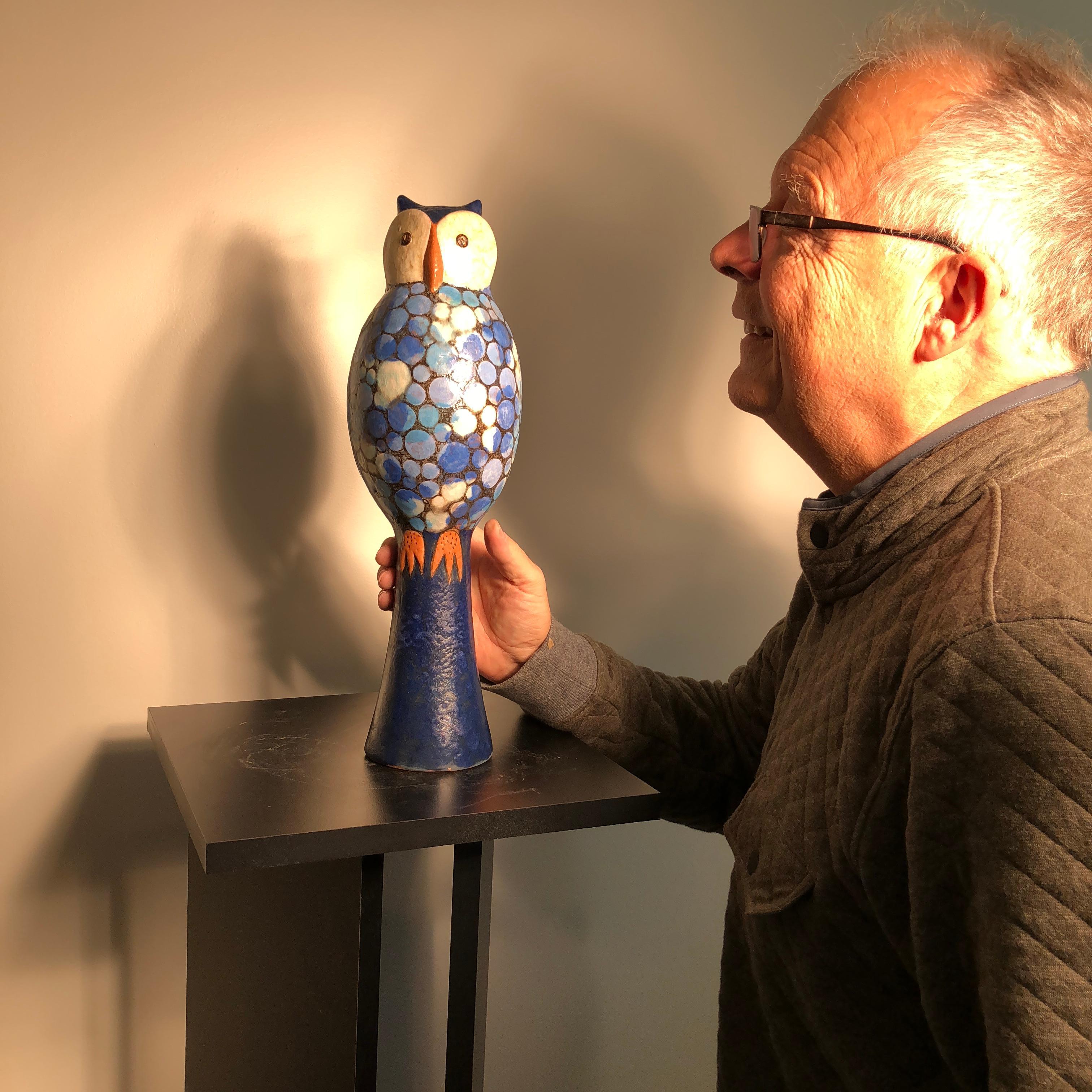 This is a wonderful handmade, hand painted and hand glazed Mid-Century Modern ceramic effigy of a perched owl by master designer Eva Fritz-Lindner (1933-2017). It was designed about 1977 by her at the Karlsruhe Staatliche Majolika Manufaktur where