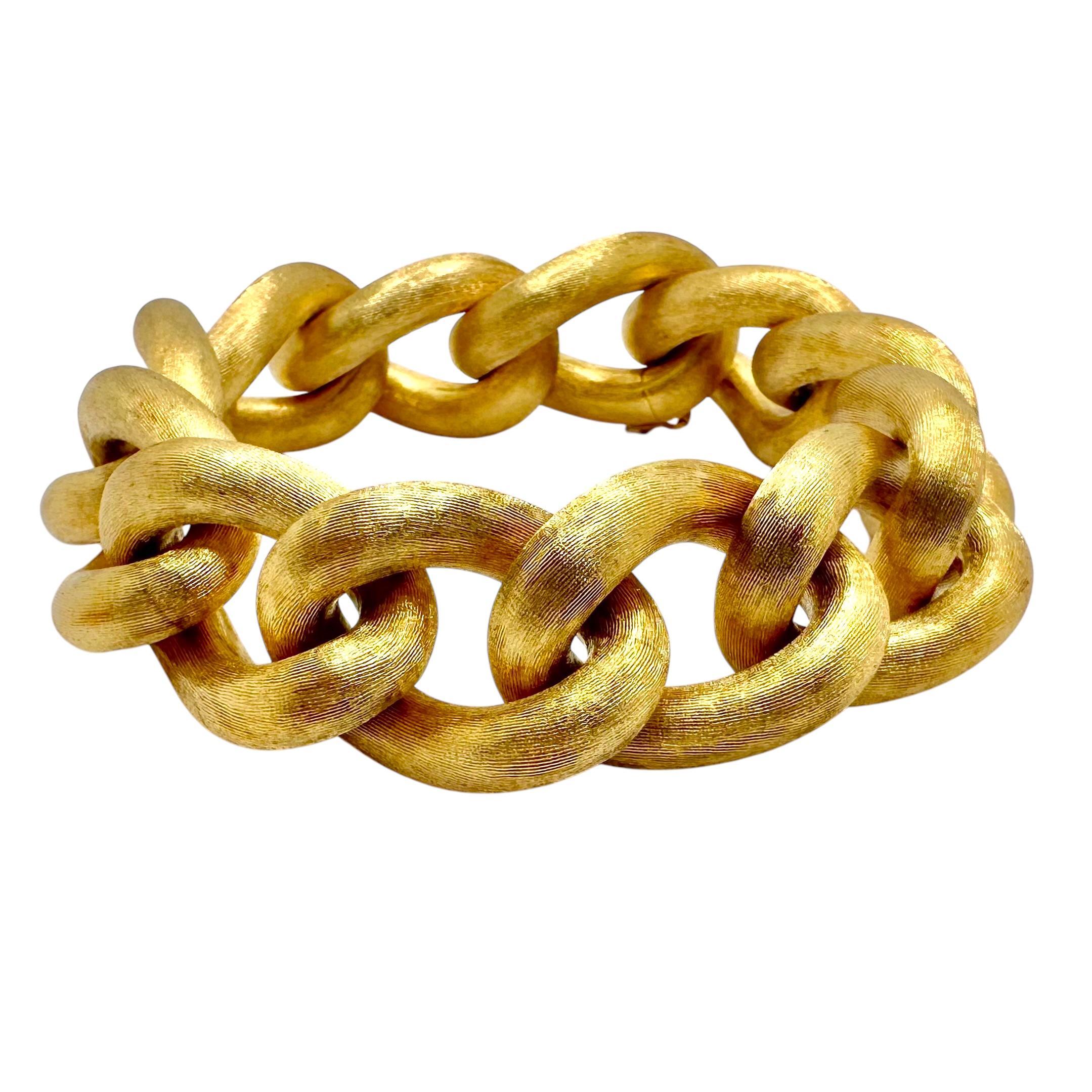 Dieses hübsche Armband aus 18 Karat Gelbgold mit Florentine-Finish kann sowohl von einer Frau als auch von einem Mann getragen werden. Die Tiefe der satten Goldfarbe und die hohe Qualität der Verarbeitung machen dieses Armband zu einem echten
