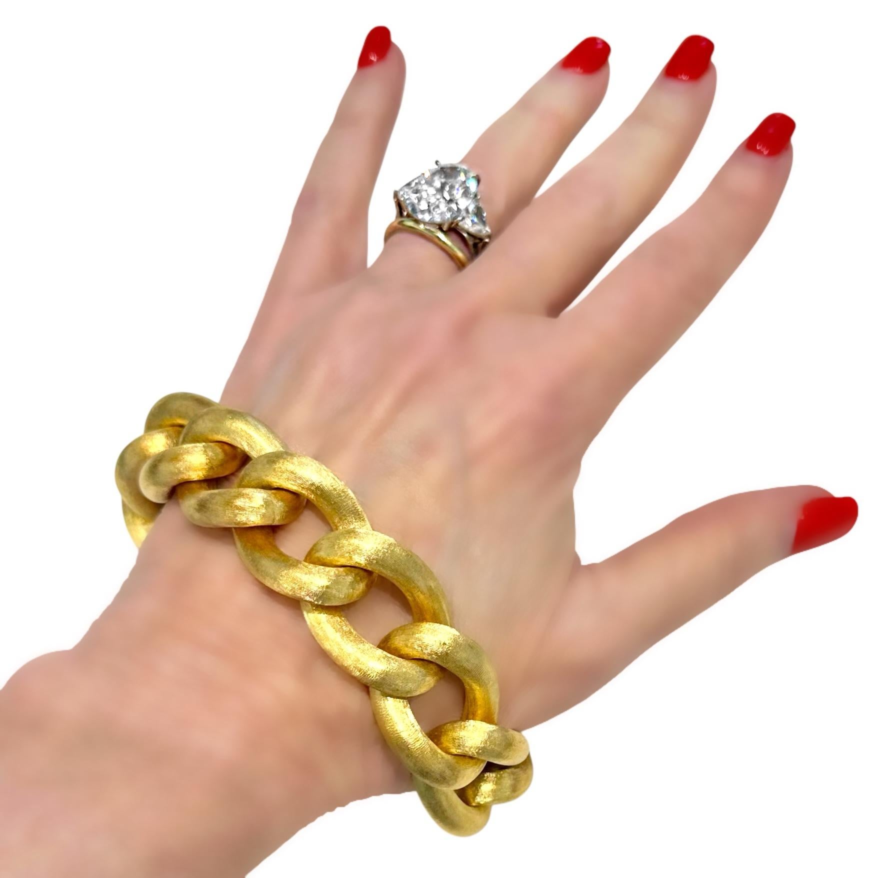 Großes, kühnes, Vintage, 18K Gelbgold, Florentine Finish Curb Link Armband im Angebot 2