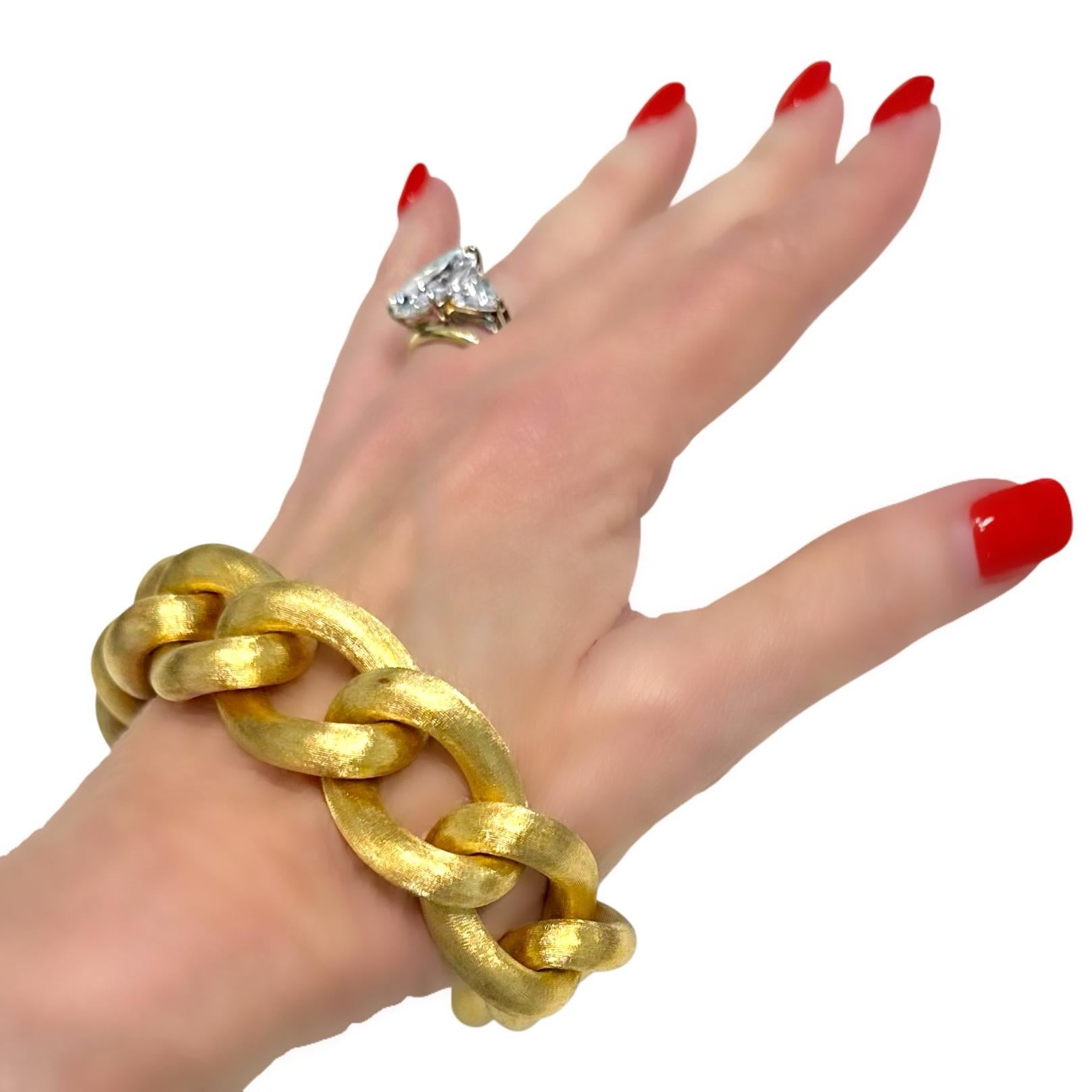 Großes, kühnes, Vintage, 18K Gelbgold, Florentine Finish Curb Link Armband im Angebot 3