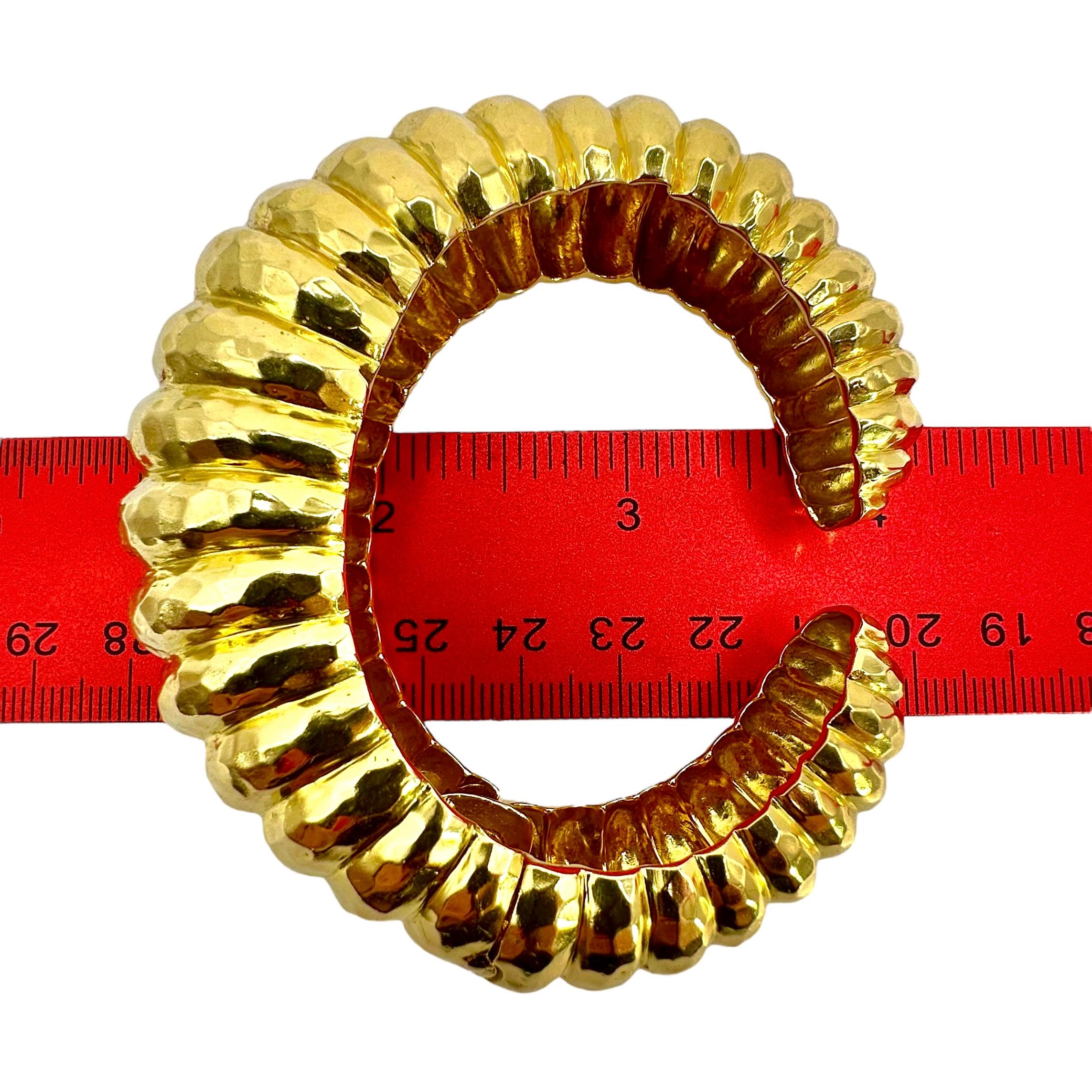 Grande manchette bombée vintage martelée en or jaune 18 carats en vente 5