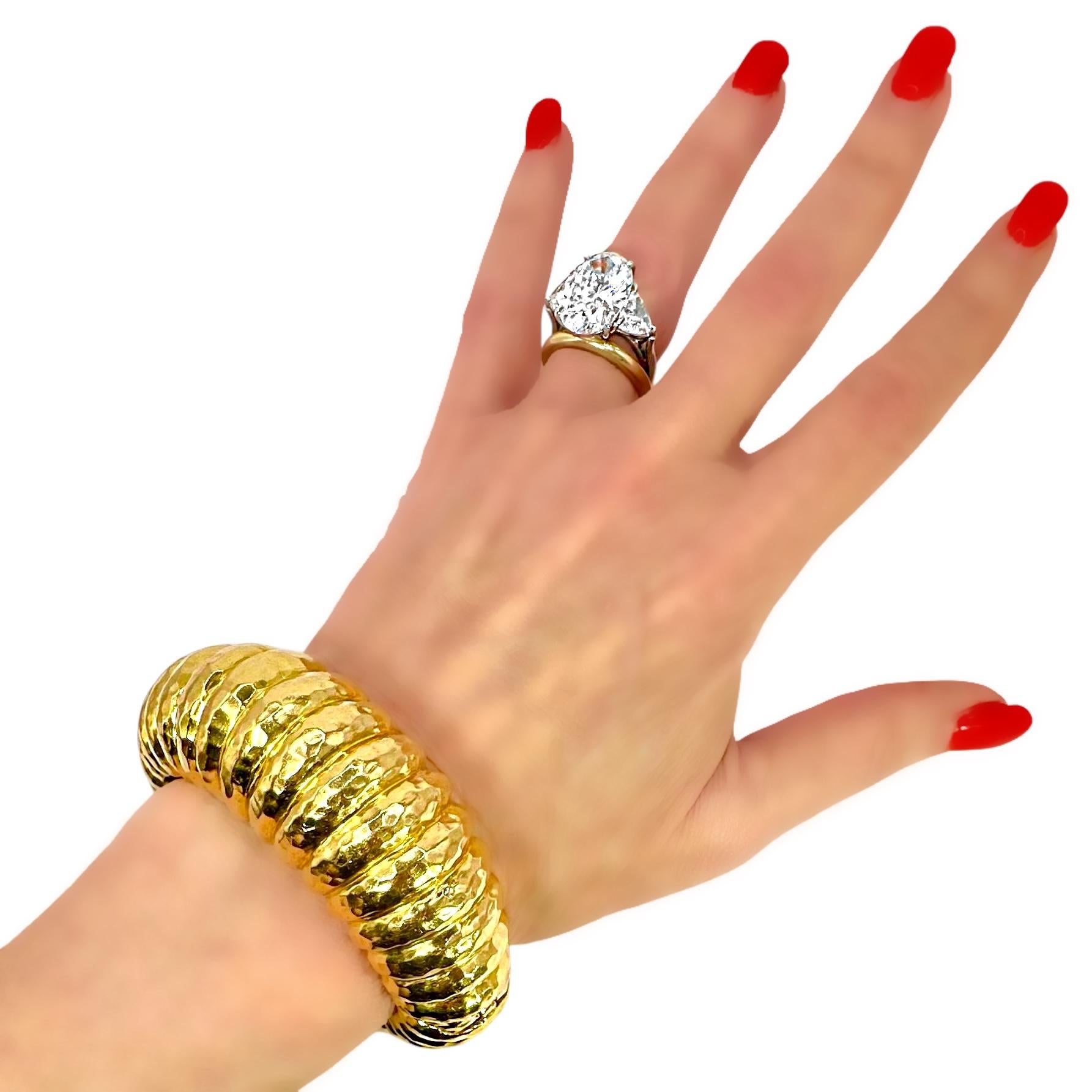 Grande manchette bombée vintage martelée en or jaune 18 carats en vente 9