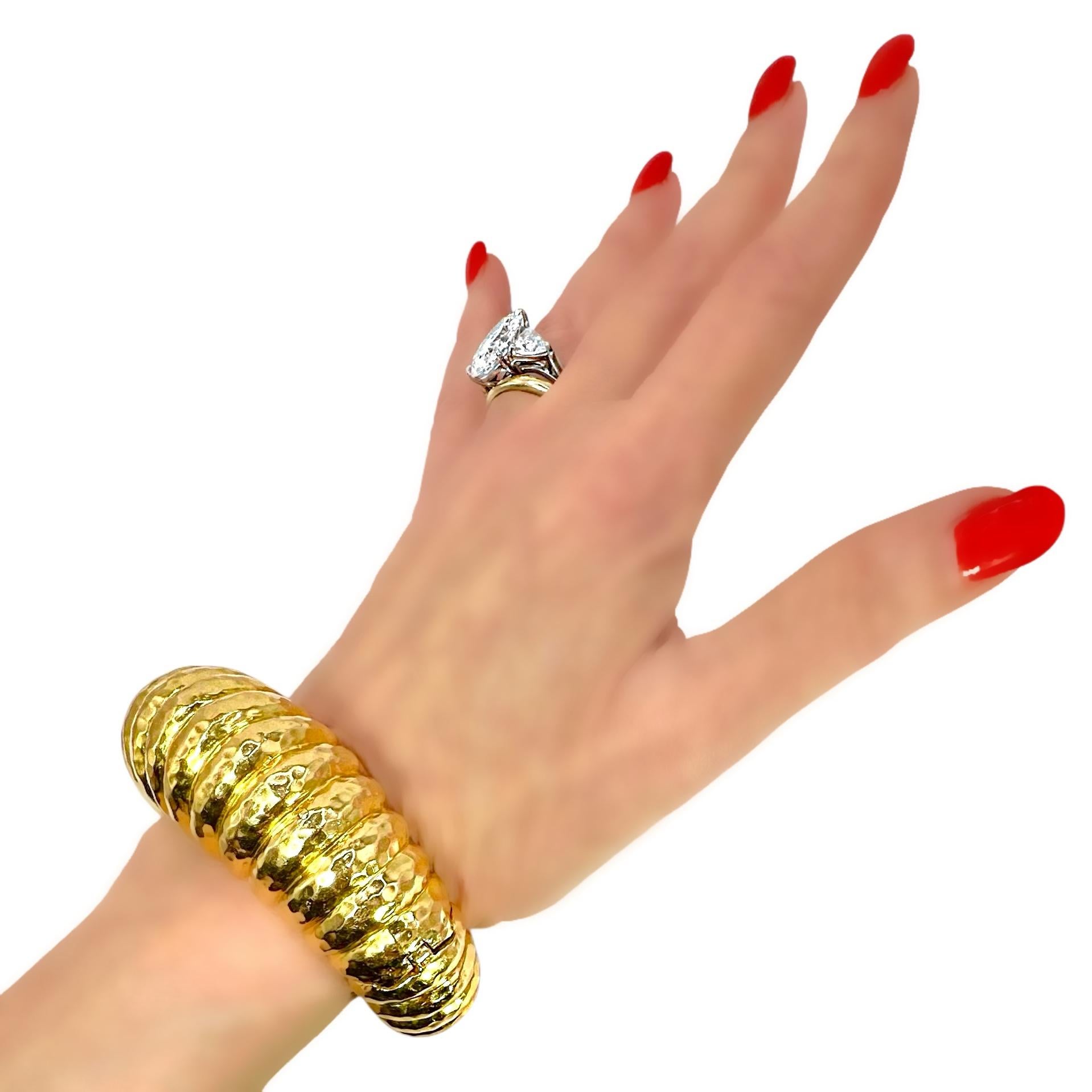 Grande manchette bombée vintage martelée en or jaune 18 carats en vente 10