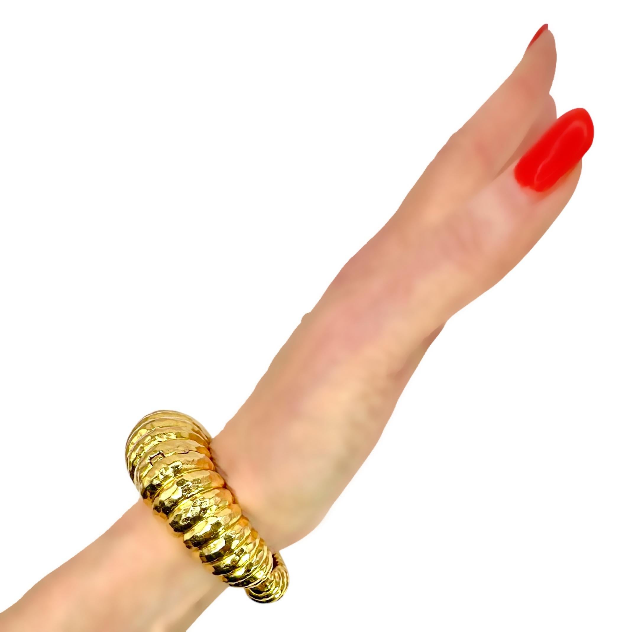 Grande manchette bombée vintage martelée en or jaune 18 carats en vente 11