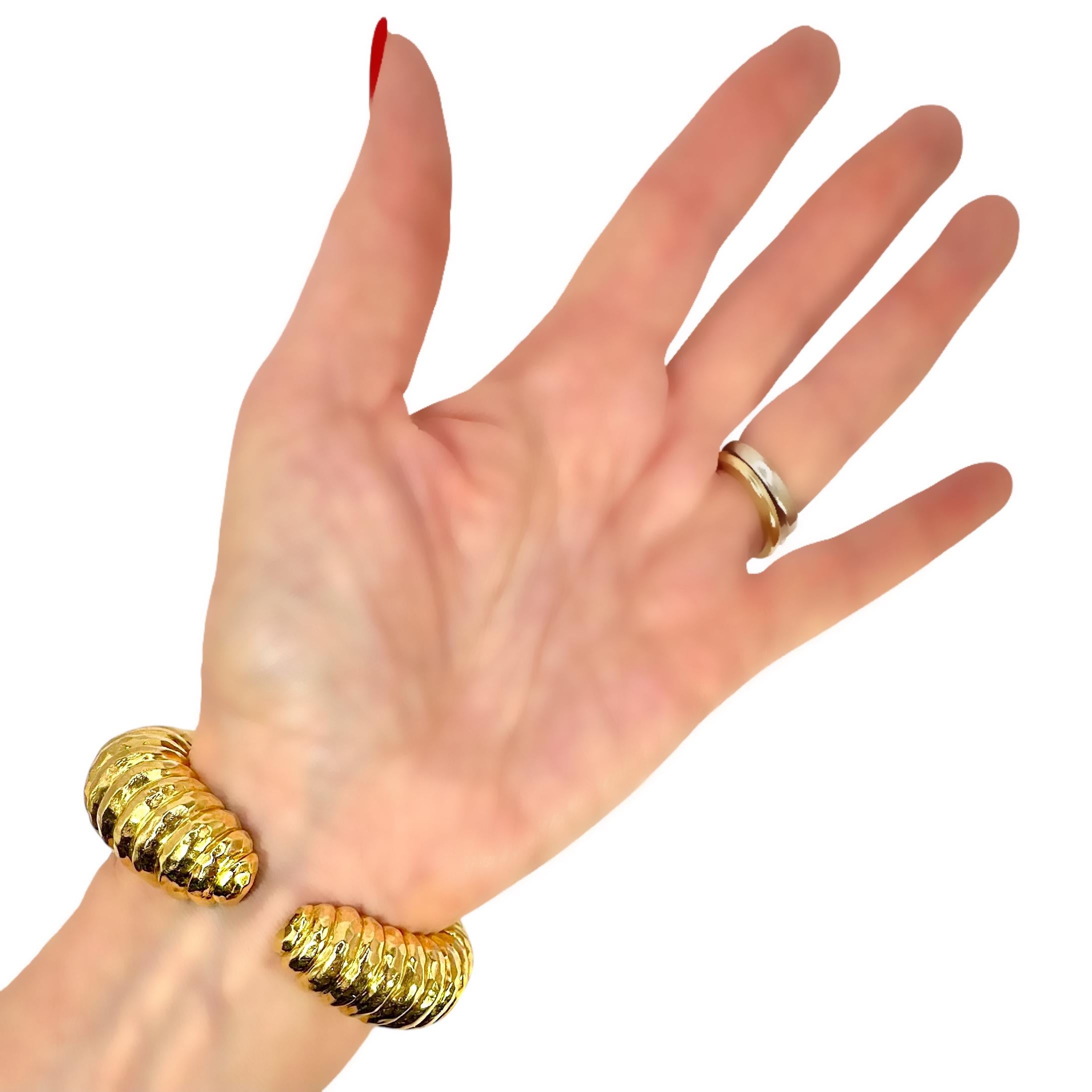 Grande manchette bombée vintage martelée en or jaune 18 carats en vente 12