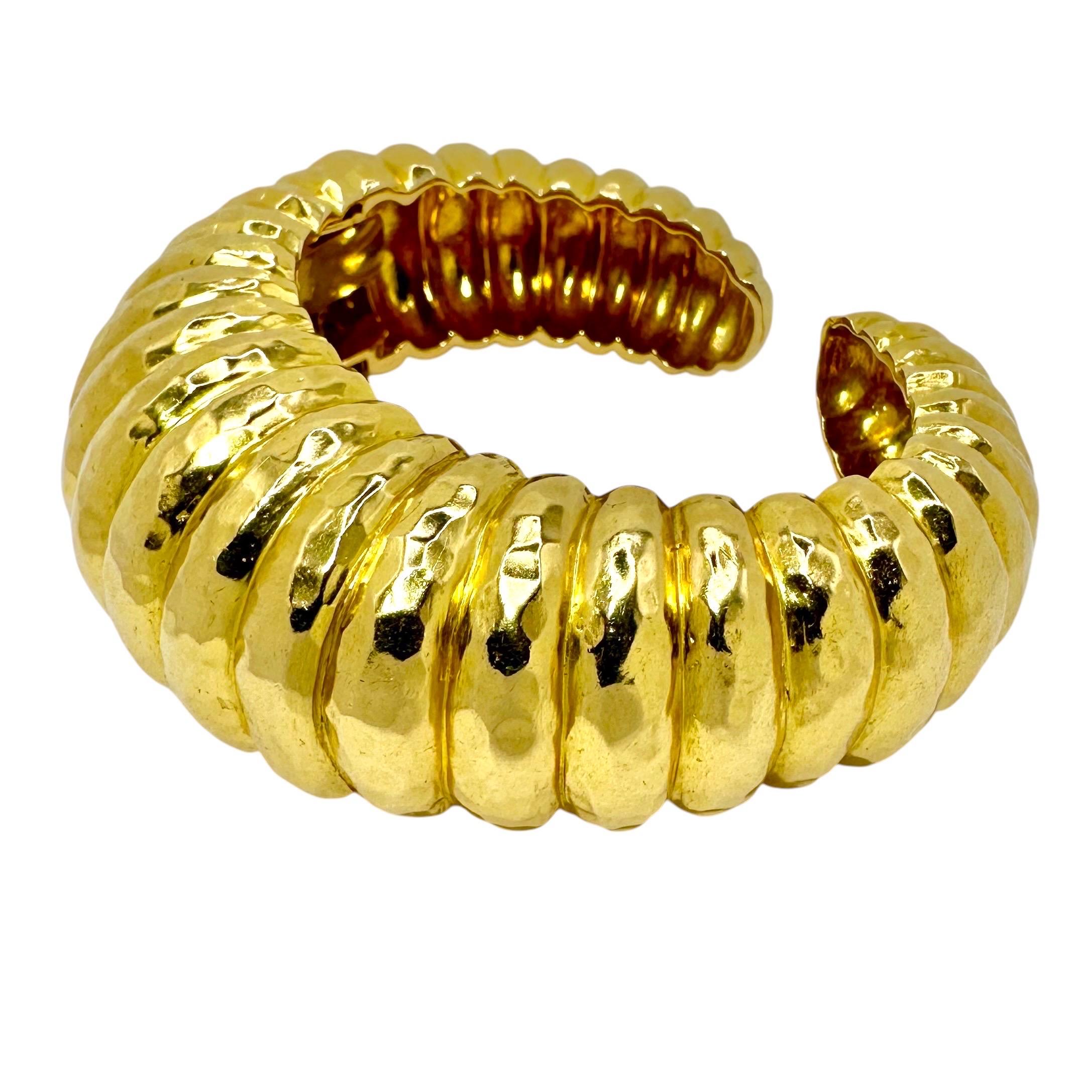 Moderne Grande manchette bombée vintage martelée en or jaune 18 carats en vente