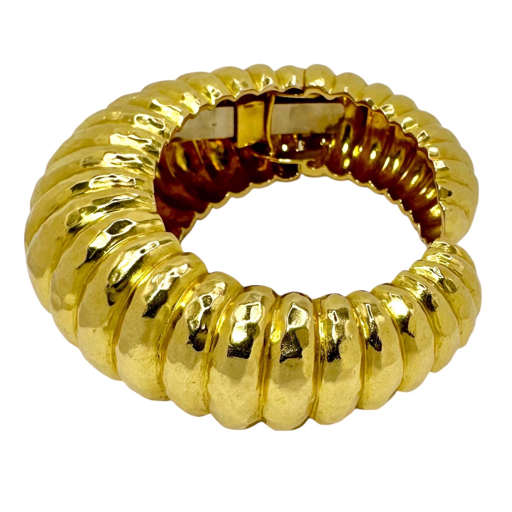 Grande manchette bombée vintage martelée en or jaune 18 carats Bon état - En vente à Palm Beach, FL