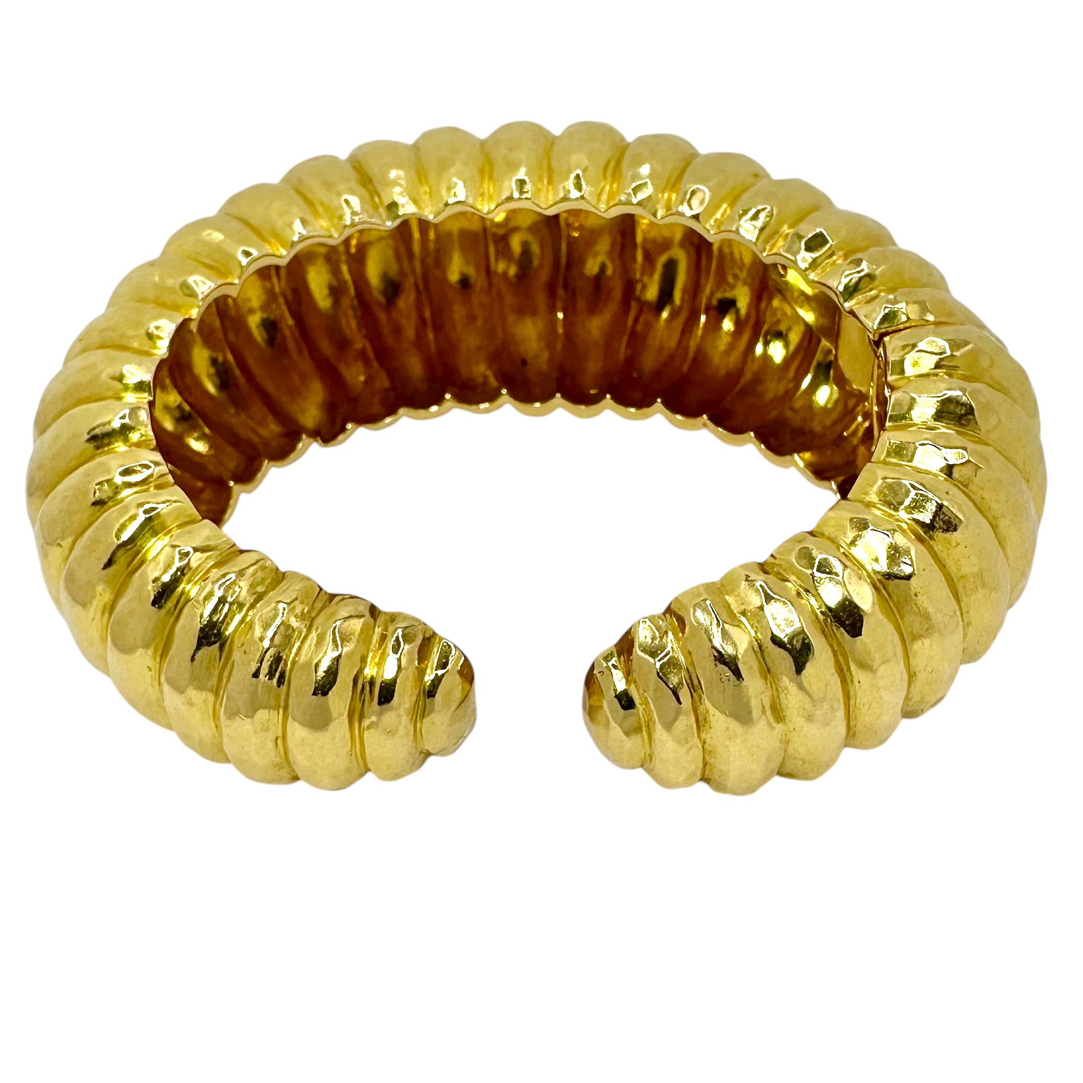 Grande manchette bombée vintage martelée en or jaune 18 carats Pour femmes en vente