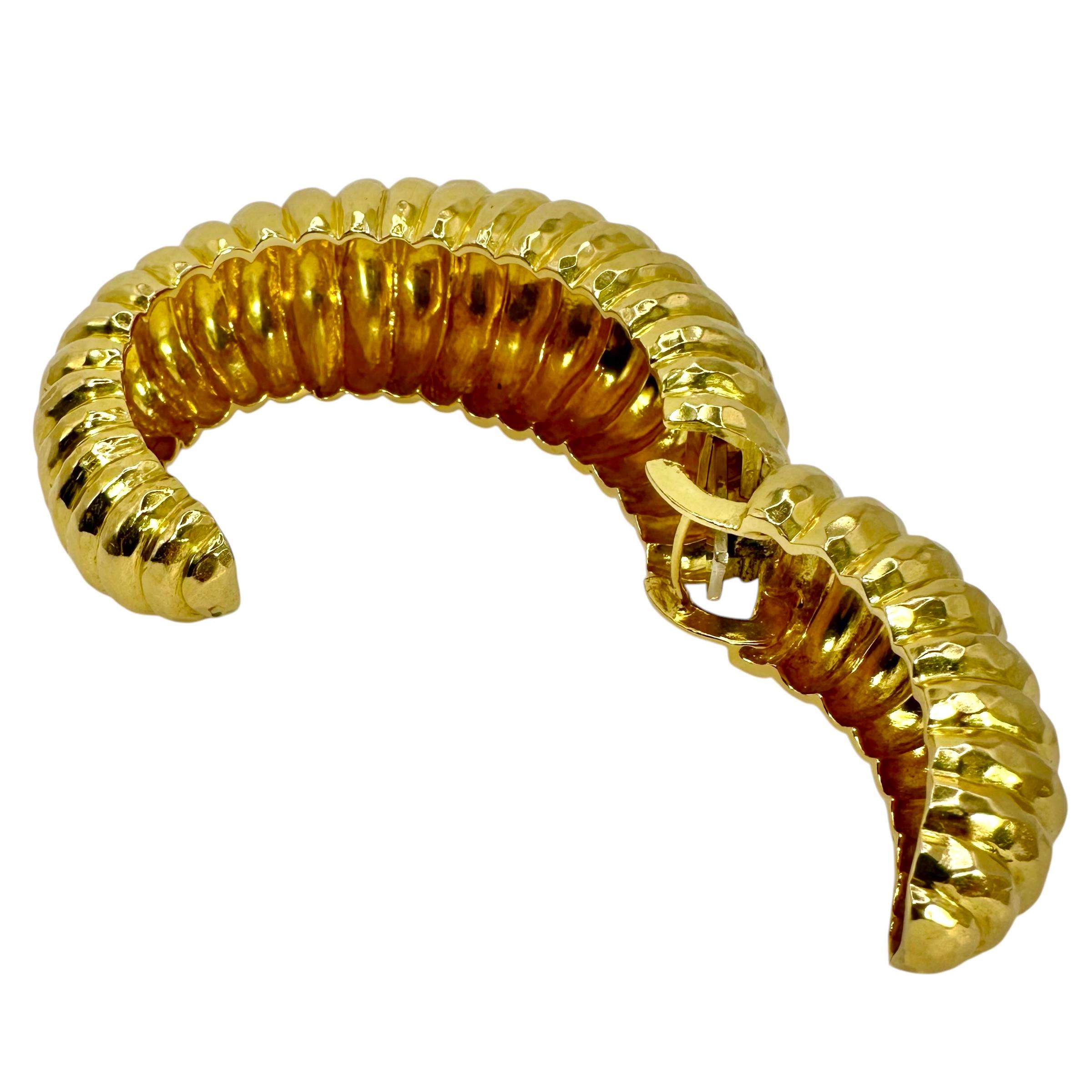 Grande manchette bombée vintage martelée en or jaune 18 carats en vente 1