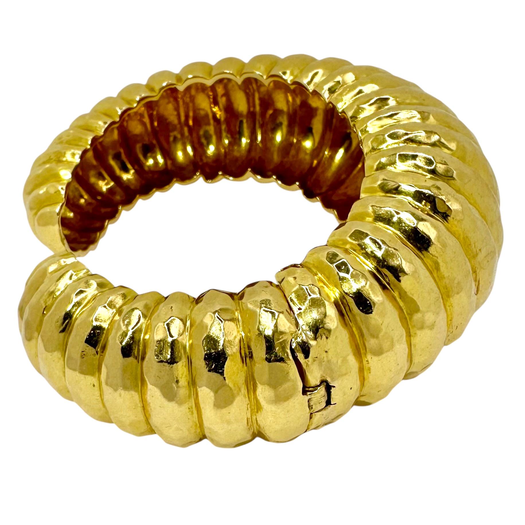 Grande manchette bombée vintage martelée en or jaune 18 carats en vente 2