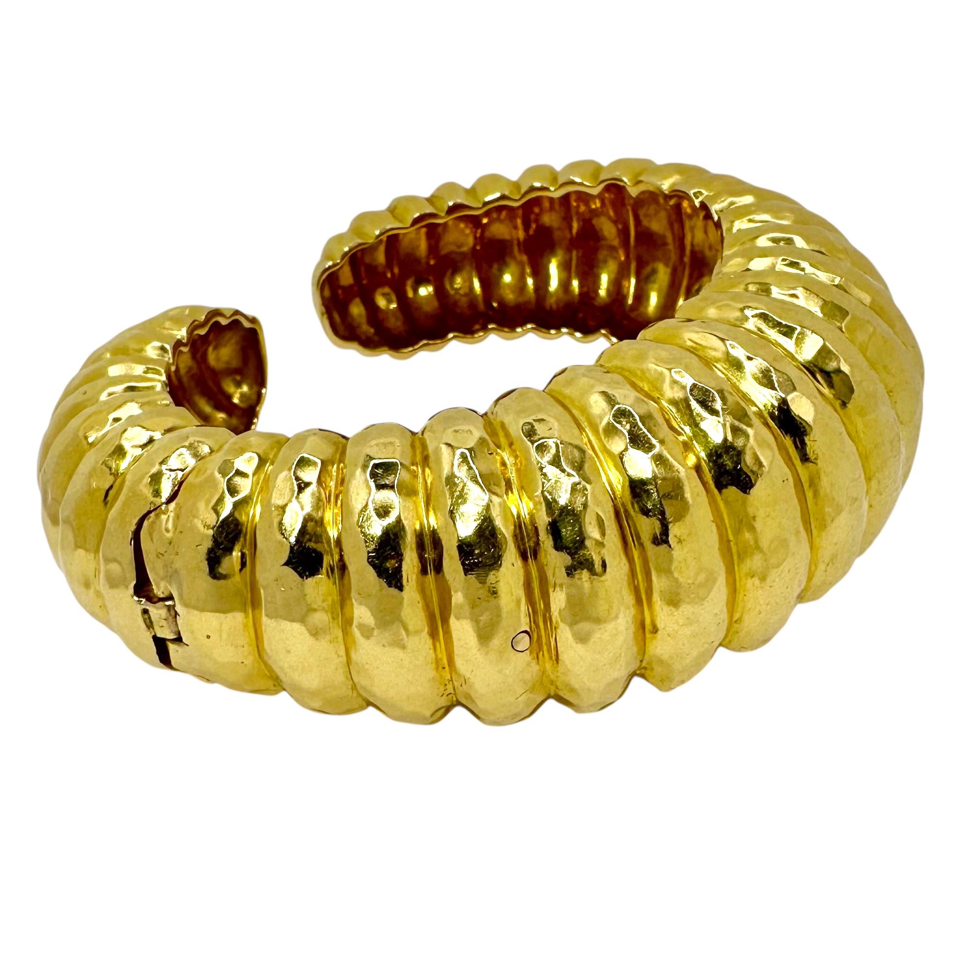 Grande manchette bombée vintage martelée en or jaune 18 carats en vente 3