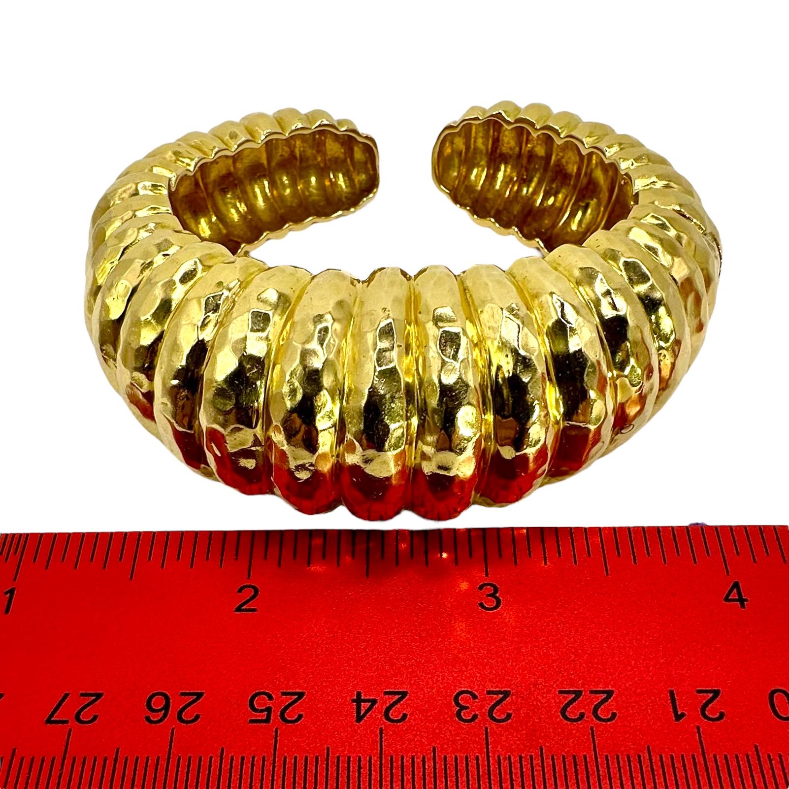 Grande manchette bombée vintage martelée en or jaune 18 carats en vente 4