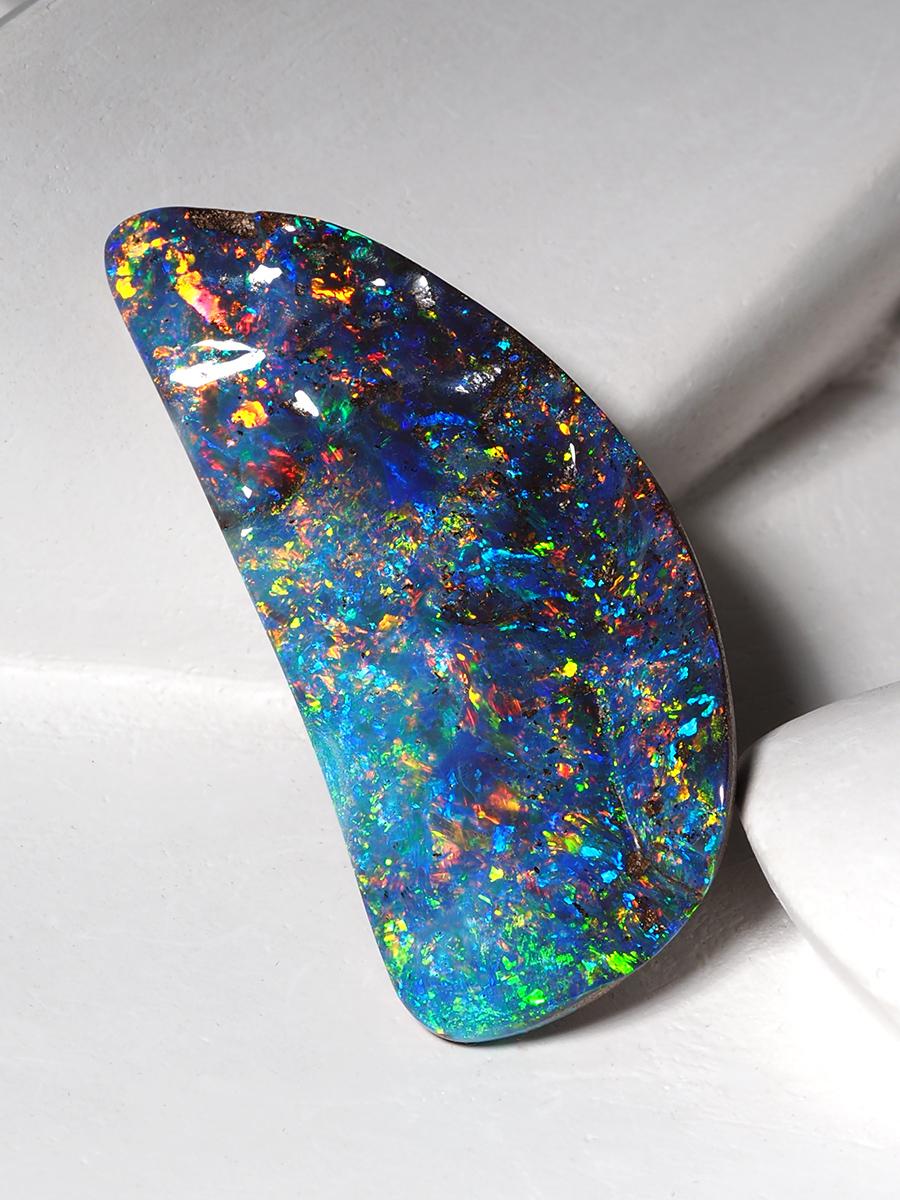 Grande opale Boulder Australian Fine Gemstone Freeform certifiée SSEF de 47 ct bleu fluo en vente 1