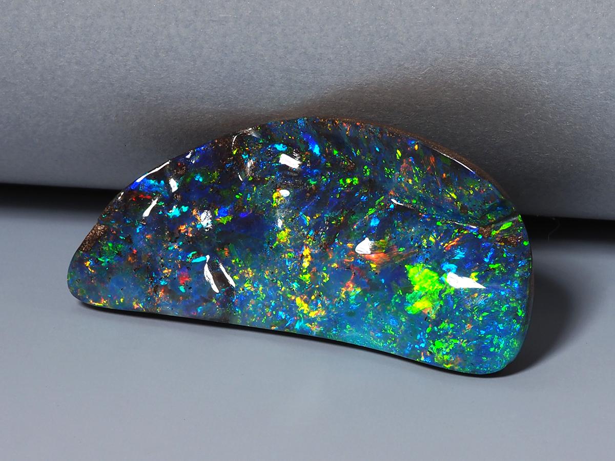 Grande opale Boulder Australian Fine Gemstone Freeform certifiée SSEF de 47 ct bleu fluo en vente 2