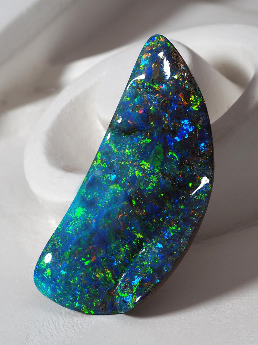 Artisan Grande opale Boulder Australian Fine Gemstone Freeform certifiée SSEF de 47 ct bleu fluo en vente