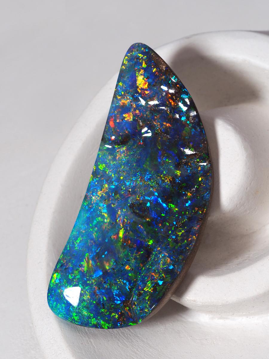 Non taillé Grande opale Boulder Australian Fine Gemstone Freeform certifiée SSEF de 47 ct bleu fluo en vente