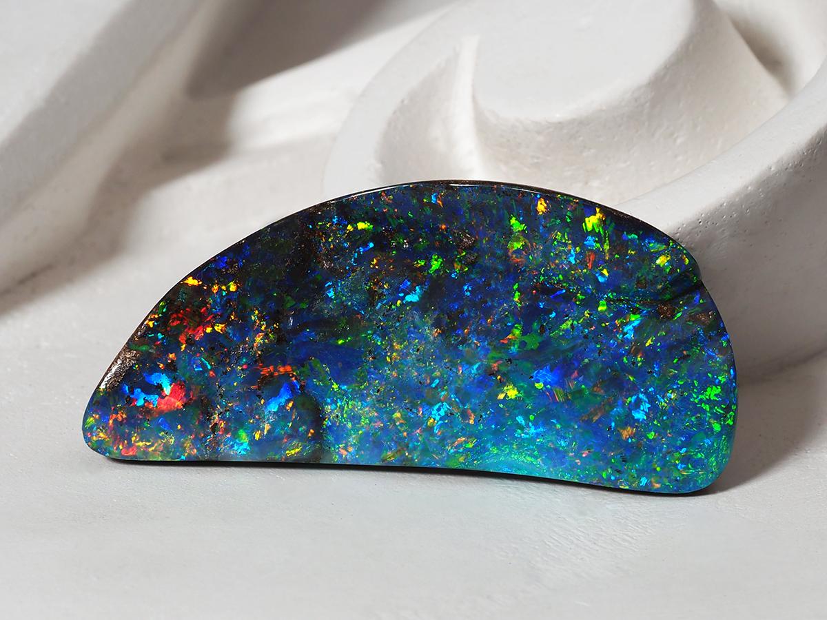 Großer australischer Freiformiger Opal Boulder Edelstein 47 Karat Neonblau SSEF zertifiziert (Ungeschliffen) im Angebot