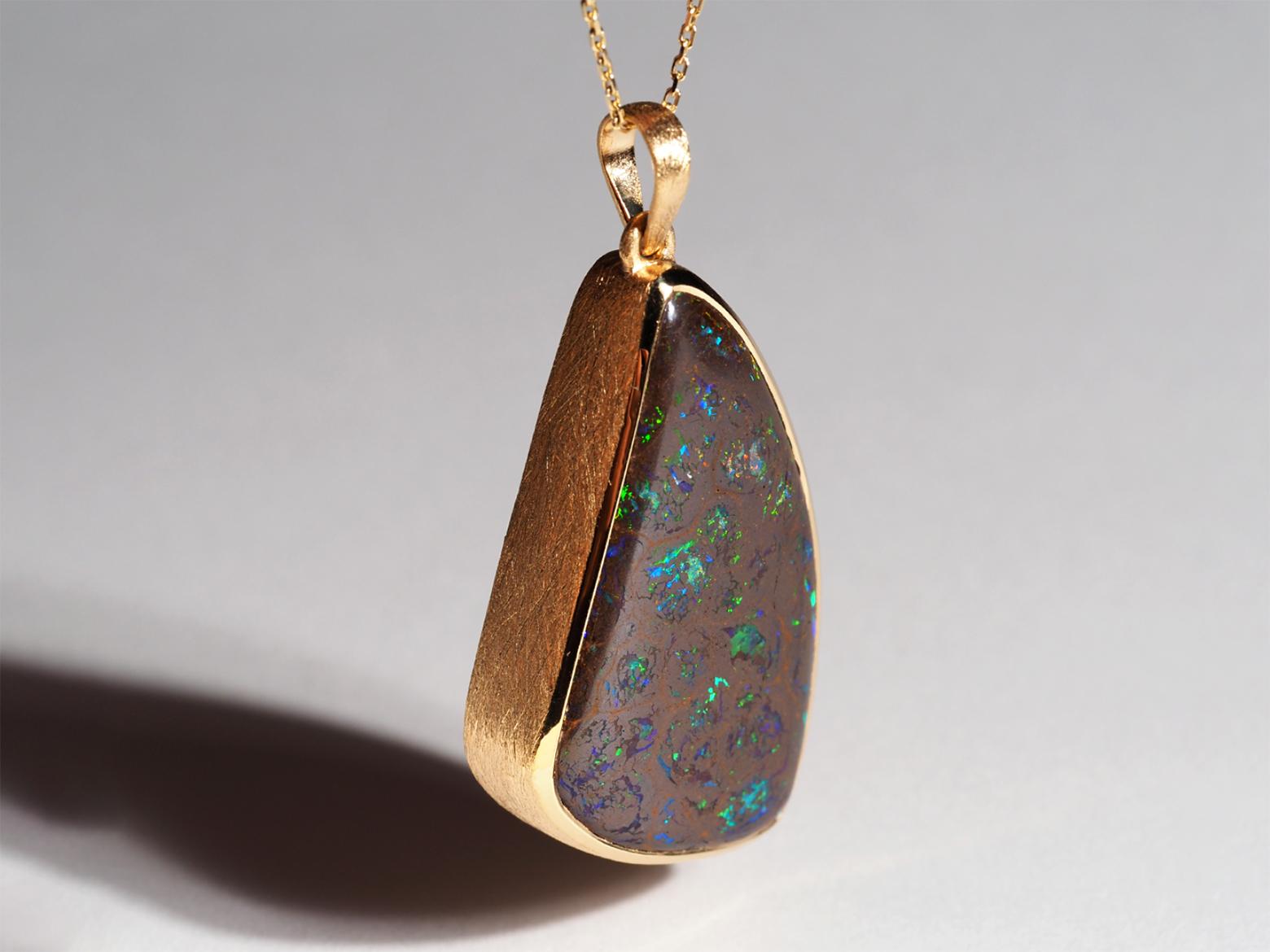 Big Boulder Koroit Opal Collana in argento Opale naturale Ciondolo placcato oro in vendita 5