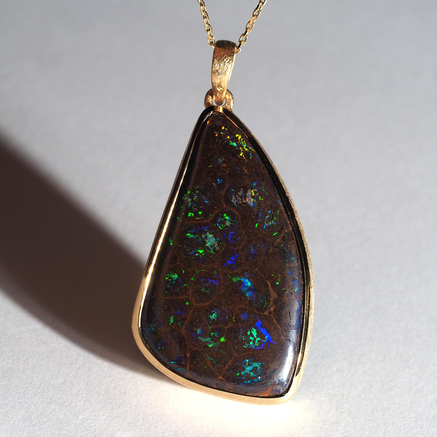 Grande ciondolo in argento placcato oro 18 carati con Opale Boulder Koroit naturale di alta qualità
origine della gemma - Australia
La dimensione della gemma è di 20 x 32 mm
Peso della pietra - 58 carati
lunghezza del ciondolo - 48 mm
Peso del
