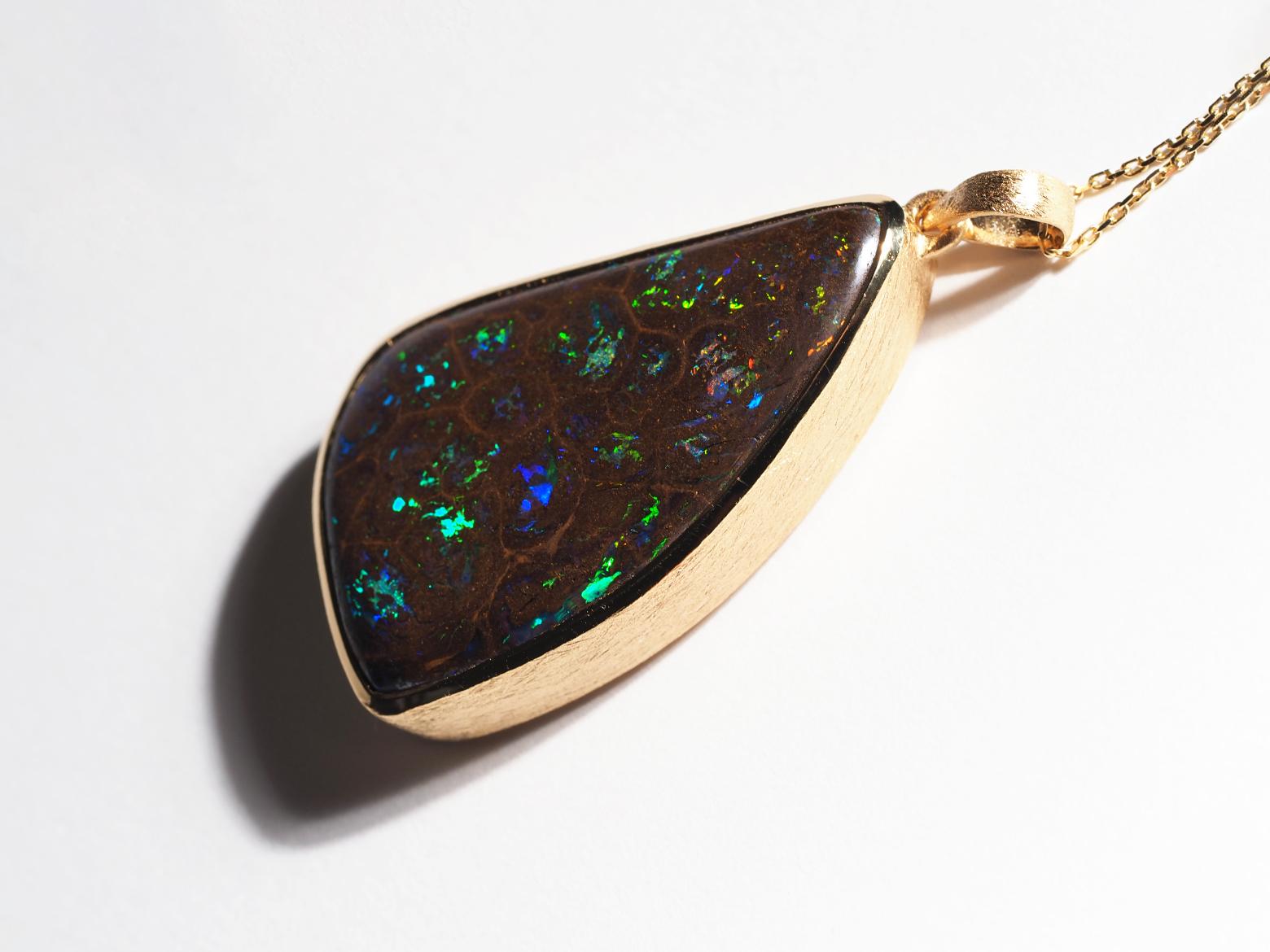 Artigiano Big Boulder Koroit Opal Collana in argento Opale naturale Ciondolo placcato oro in vendita