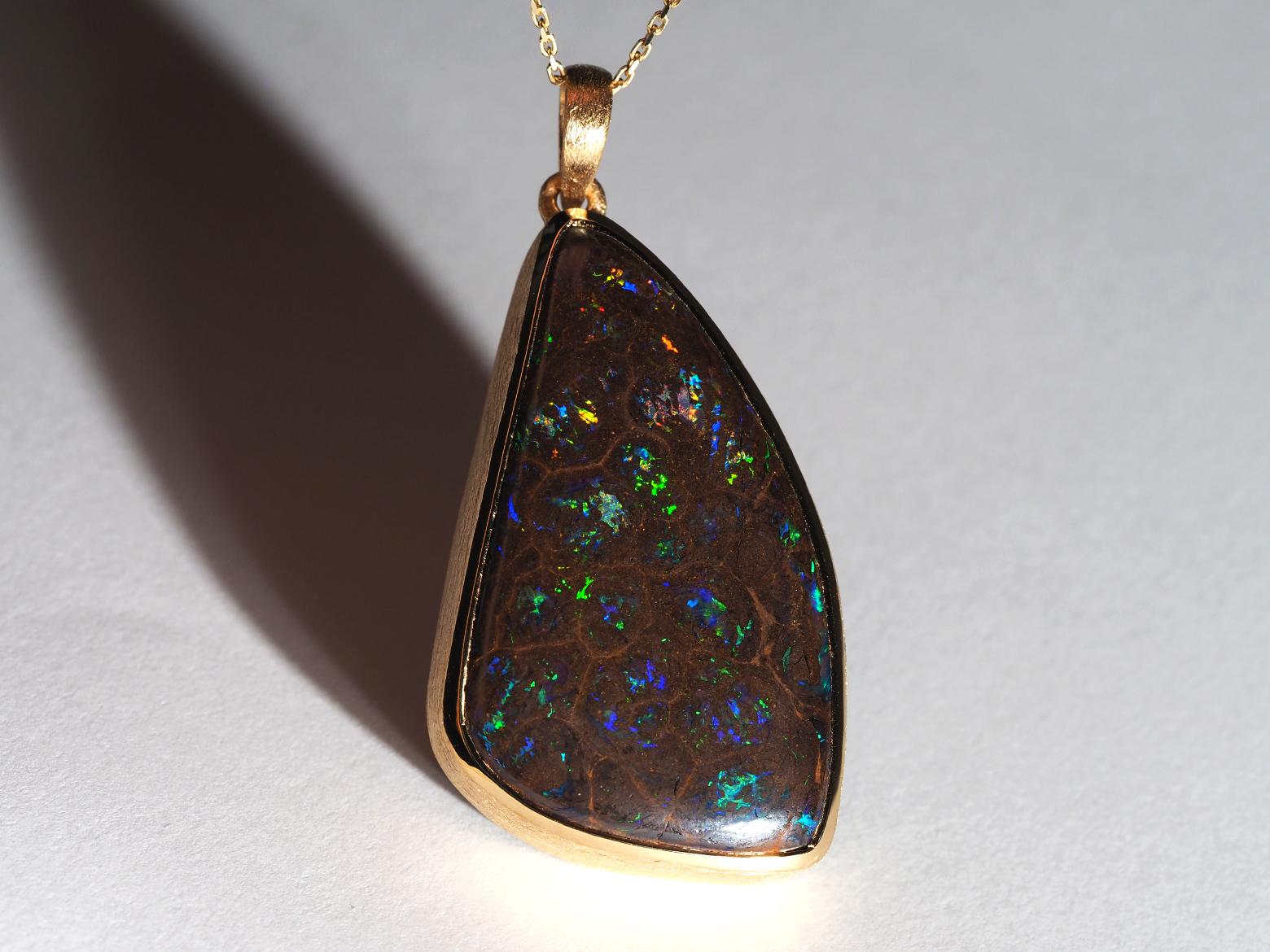Taglio trillion Big Boulder Koroit Opal Collana in argento Opale naturale Ciondolo placcato oro in vendita