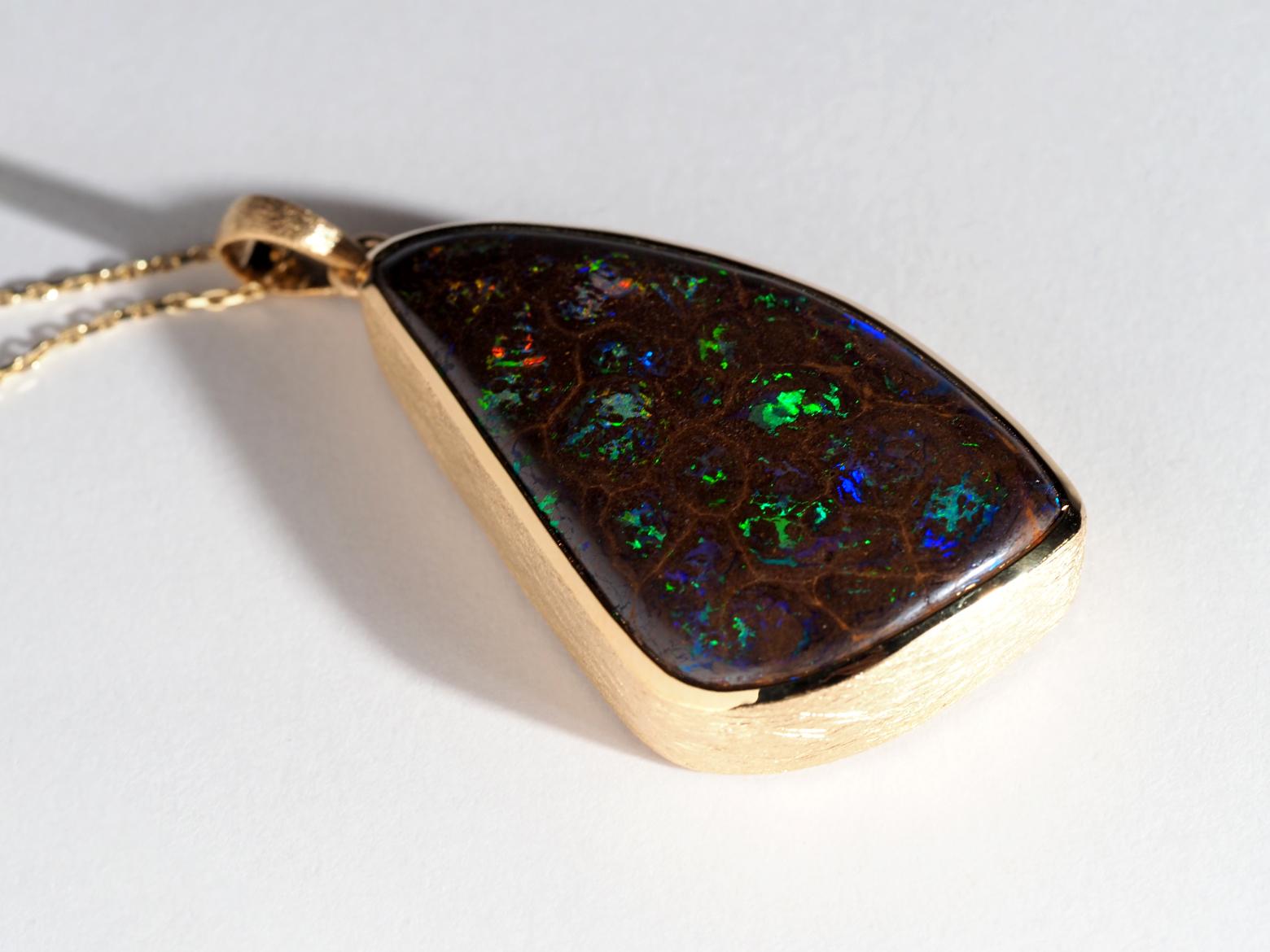 Big Boulder Koroit Opal Collana in argento Opale naturale Ciondolo placcato oro In condizioni Nuovo in vendita a Berlin, DE