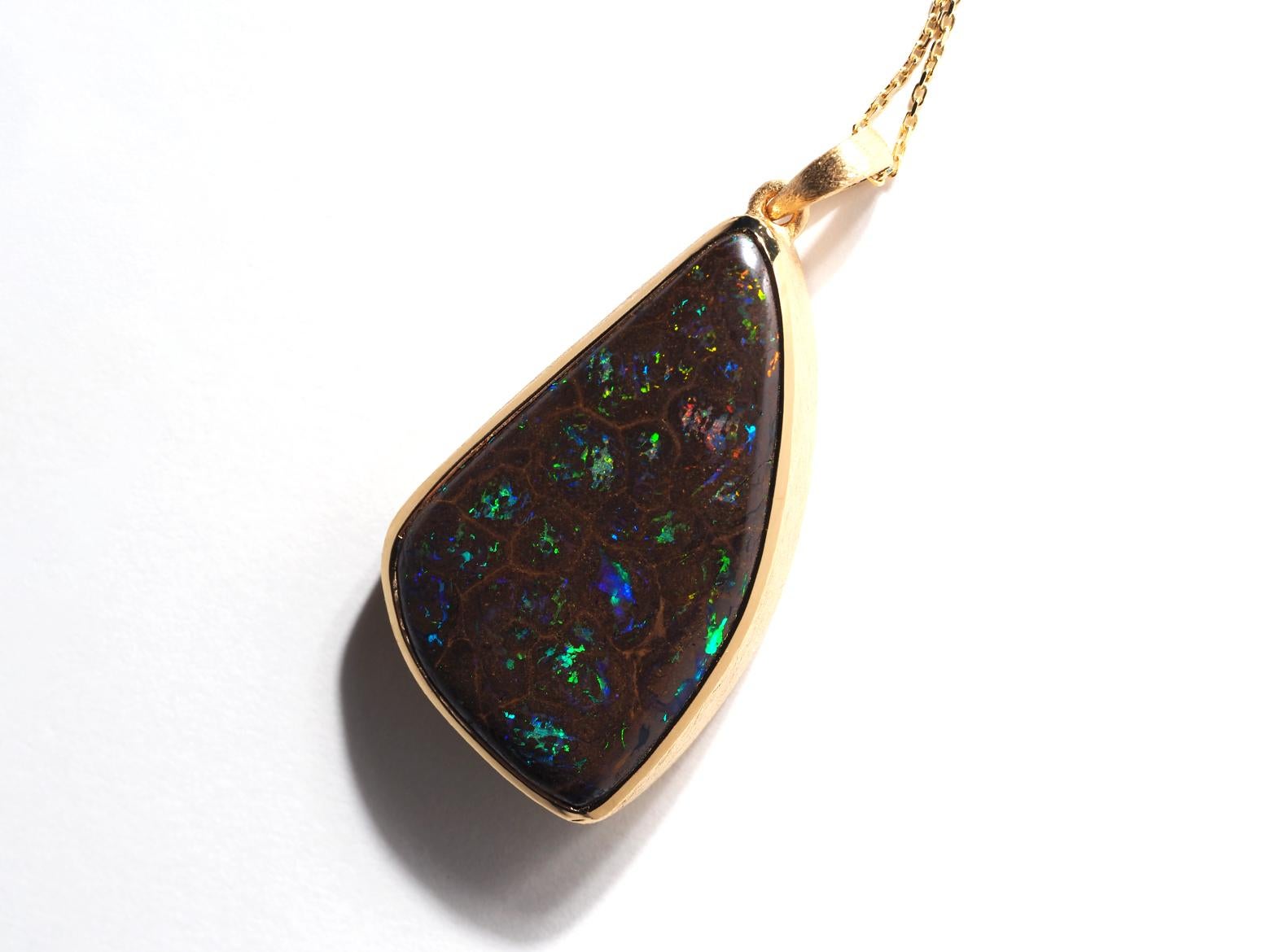 Big Boulder Koroit Opal Collana in argento Opale naturale Ciondolo placcato oro in vendita 1