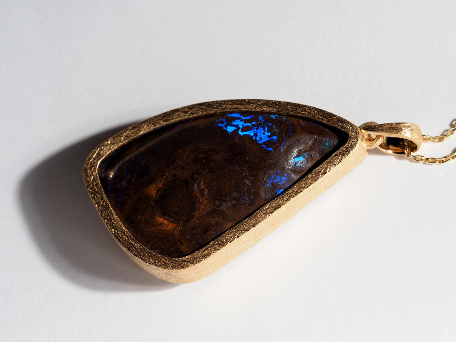 Big Boulder Koroit Opal Collana in argento Opale naturale Ciondolo placcato oro in vendita 2