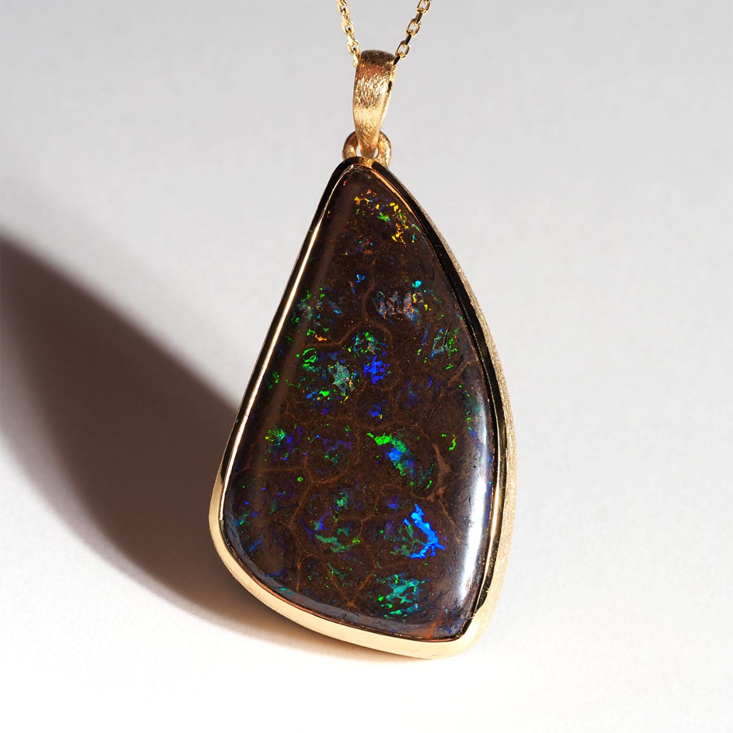 Big Boulder Koroit Opal Collana in argento Opale naturale Ciondolo placcato oro in vendita 3
