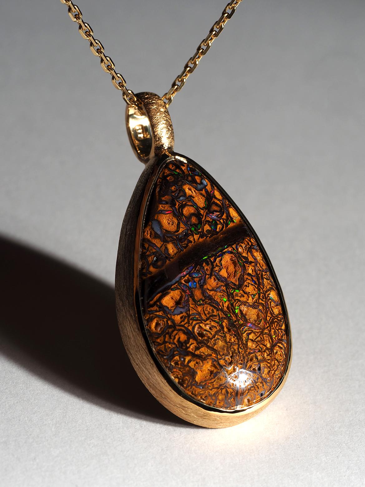 Collana in argento placcato oro 18 carati con opale naturale Boulder Koroit
origine della gemma - Australia
Le dimensioni della gemma sono 21 x 33 mm
Peso della pietra - 30,45 ct
lunghezza del ciondolo - 42 mm
Peso del ciondolo - 10,22 grammi
La
