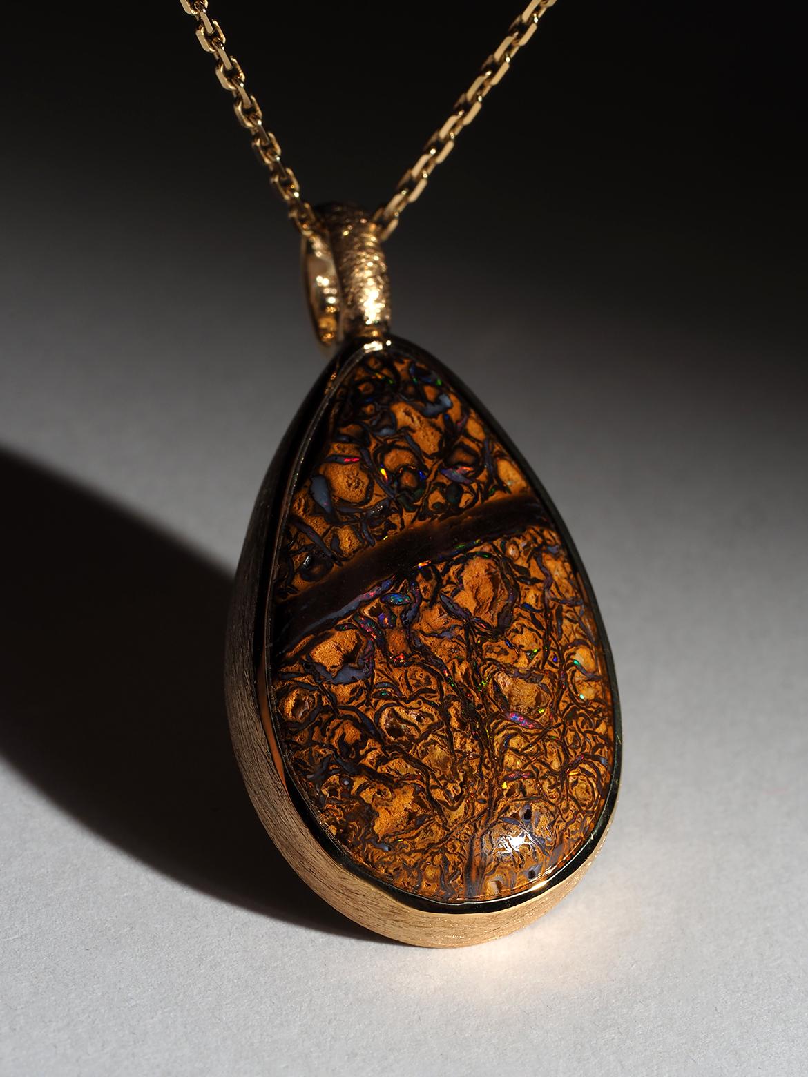 Artigiano Big Boulder Koroit Opal Ciondolo in argento Collana in opale australiano placcato oro in vendita