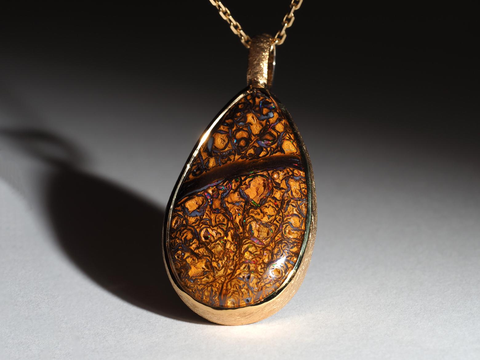 Big Boulder Koroit Opal Ciondolo in argento Collana in opale australiano placcato oro In condizioni Nuovo in vendita a Berlin, DE