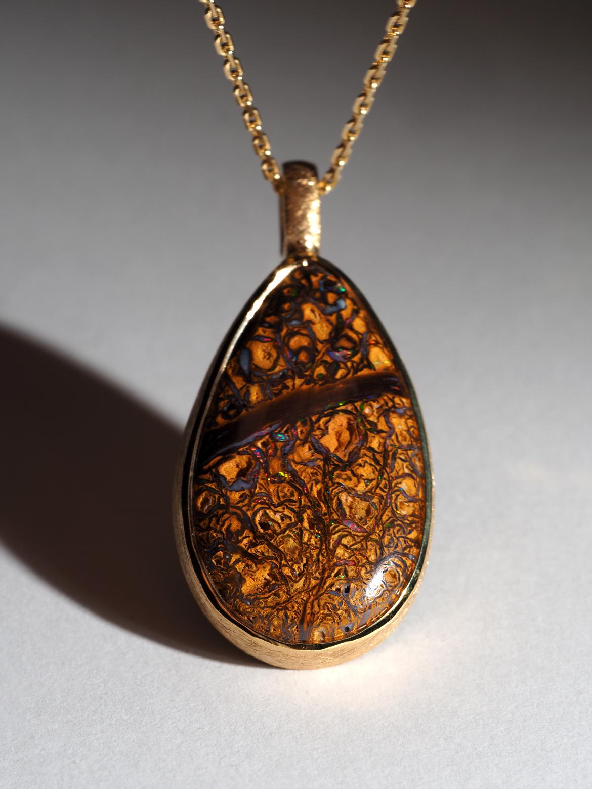Big Boulder Koroit Opal Ciondolo in argento Collana in opale australiano placcato oro in vendita 1