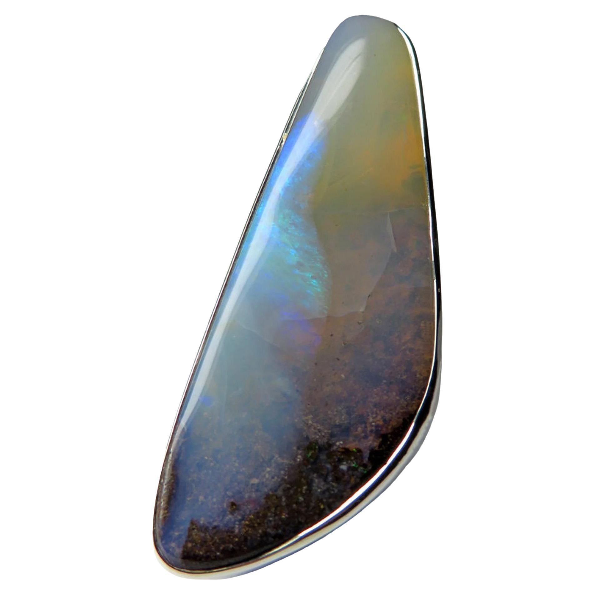 Großer Silberanhänger mit natürlichem Boulder Opal
Opal Herkunft - Australien 
Gewicht des Opals - 83 Karat
Gewicht des Anhängers - 24.97 Gramm
Höhe des Pendels - 2,76 Zoll / 70 mm
Abmessungen des Opals - 0,55 x 0,71 x 1,89 in / 14 х 18 х 48