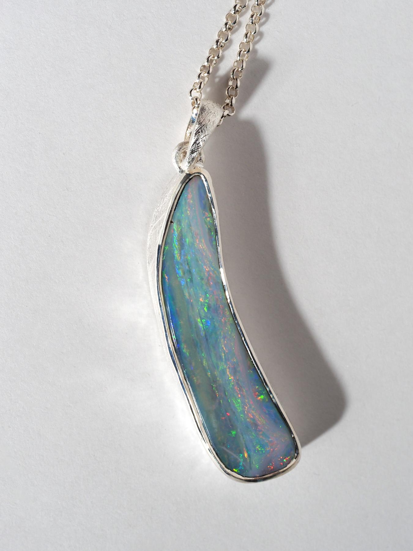 Silberanhänger mit natürlichem Boulder Opal 
Herkunft der Edelsteine - Australien
Größe des Edelsteins - 9 х 36 mm
Edelsteingewicht - 13,4 Karat
Länge des Anhängers - 47 mm
Anhänger  Gewicht - 6,4 Gramm
ref Nr. 2474

Alle Bilder und Videos wurden