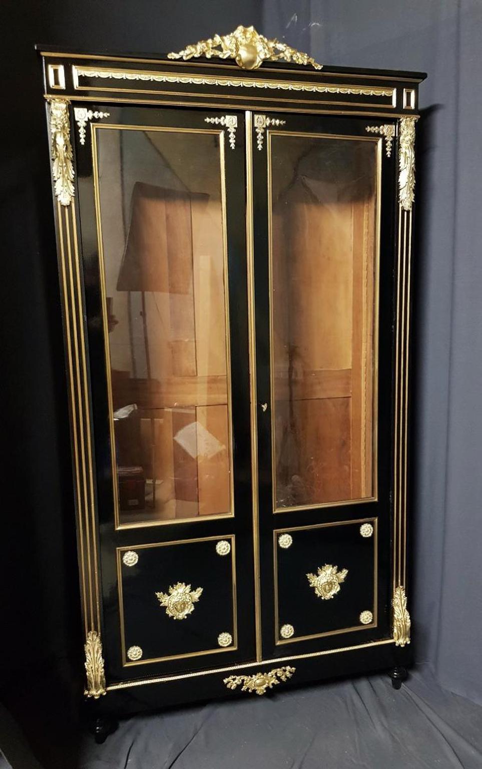 Big dimension of this beautiful Boulle bookcase vitrine presenting 2 doors with a very elegant gilt bronze decoration and 4 shelves inside.
Napoléon 3, circa 1870 
Excellent condition, restored by our specialists.

  