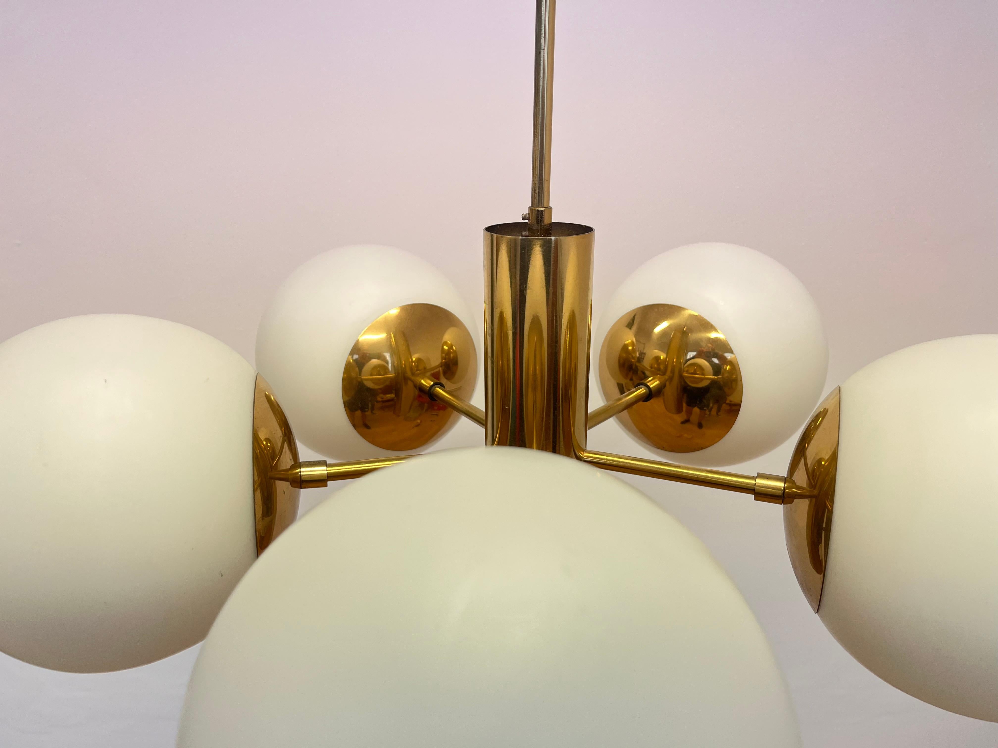 Mid-Century moderno Grande lampadario in ottone di metà secolo in stile Sputnik di Kaiser, anni '70 in vendita