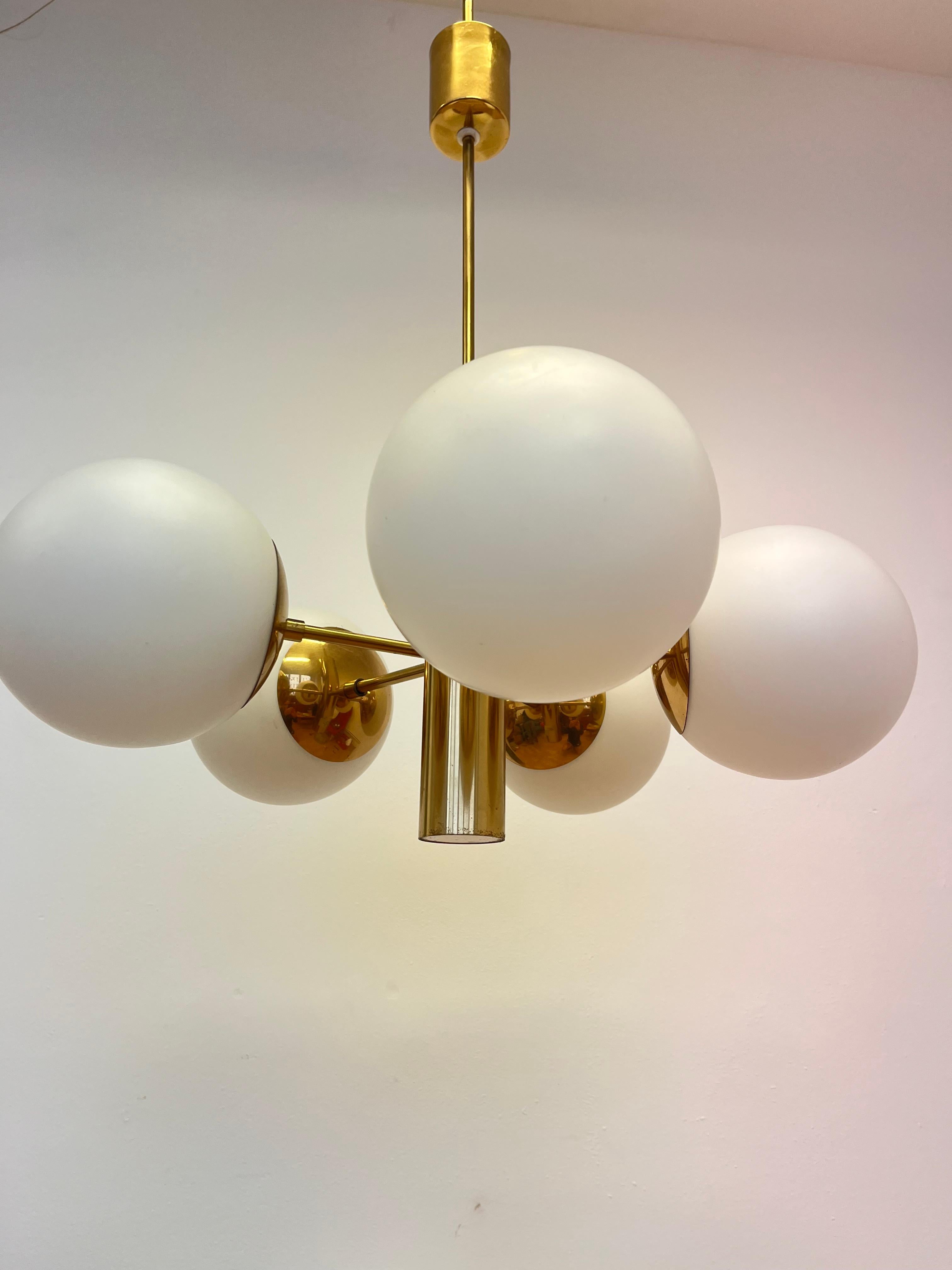 Tedesco Grande lampadario in ottone di metà secolo in stile Sputnik di Kaiser, anni '70 in vendita