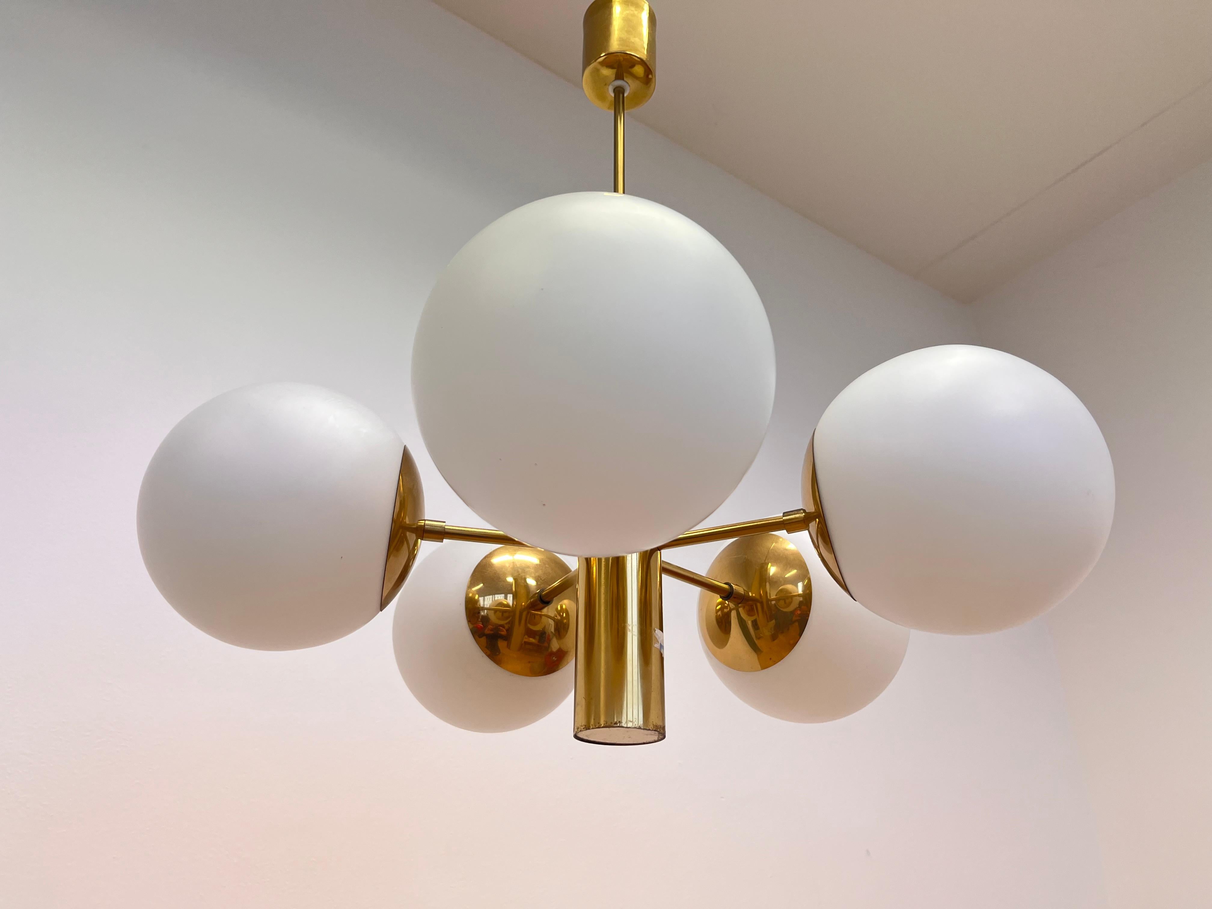 Grande lampadario in ottone di metà secolo in stile Sputnik di Kaiser, anni '70 In condizioni buone in vendita a Praha, CZ