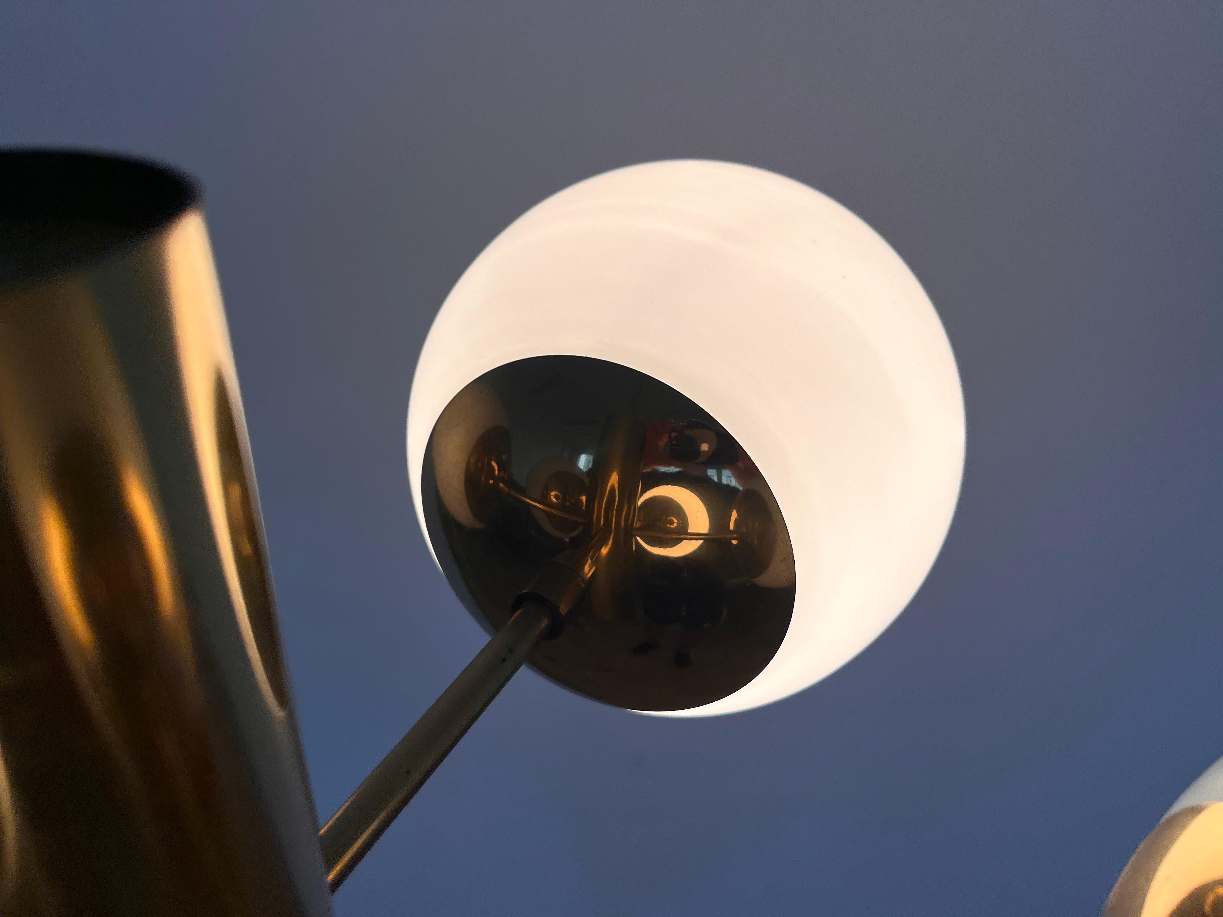 Ottone Grande lampadario in ottone di metà secolo in stile Sputnik di Kaiser, anni '70 in vendita