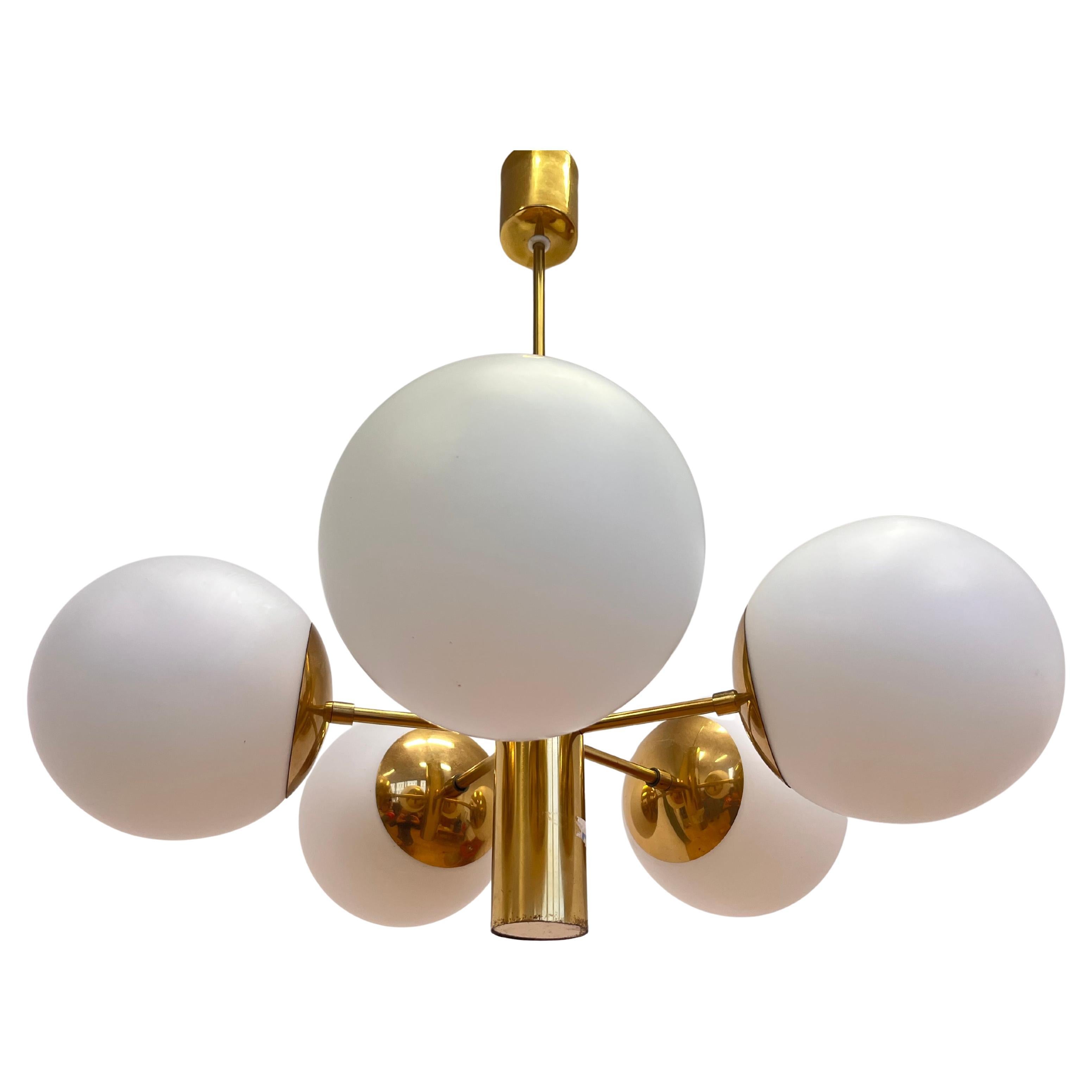 Grande lampadario in ottone di metà secolo in stile Sputnik di Kaiser, anni '70 in vendita