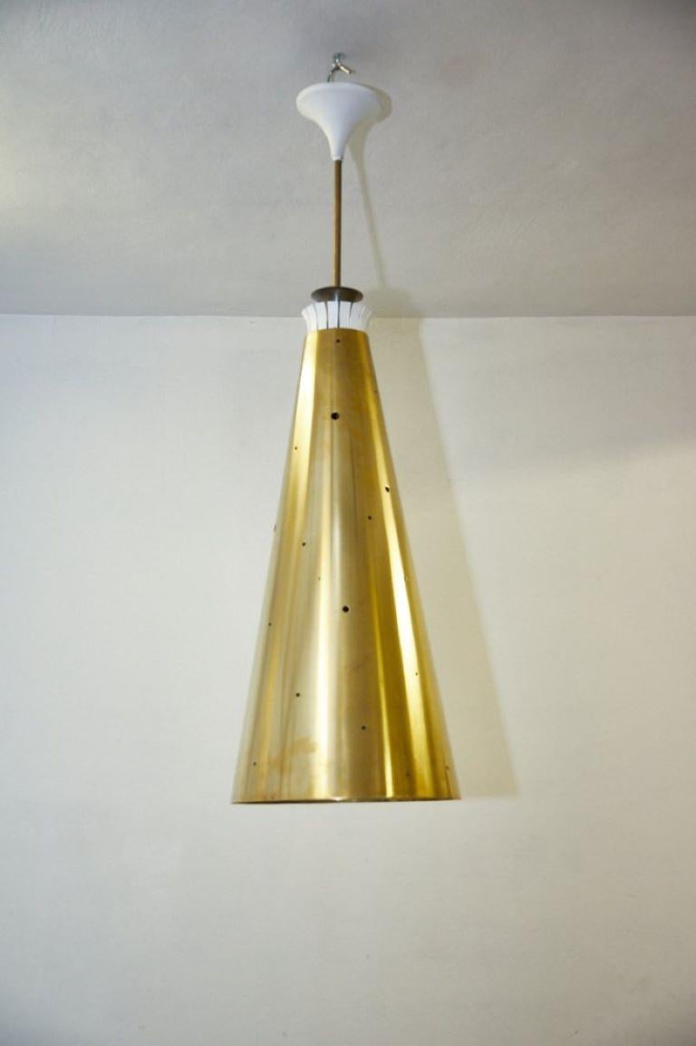 Grande pendente degli anni 50, davvero difficile trovare un lampadario a cono di queste dimensioni, realizzato interamente in ottone con diffusore in plexiglass, volendo abbiamo la coppia nel nostro deposito.