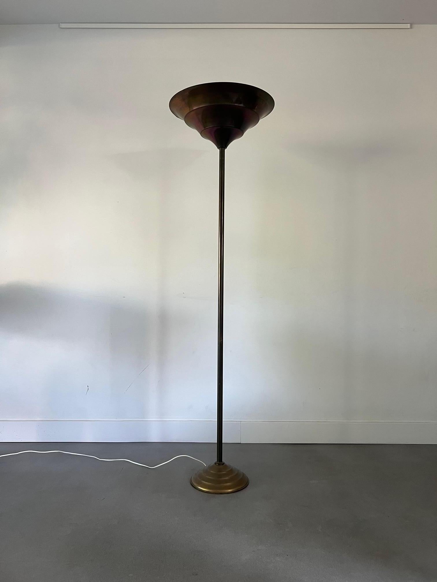 Art Deco Big brass uplighter floorlamp with casted foot 20's/30's