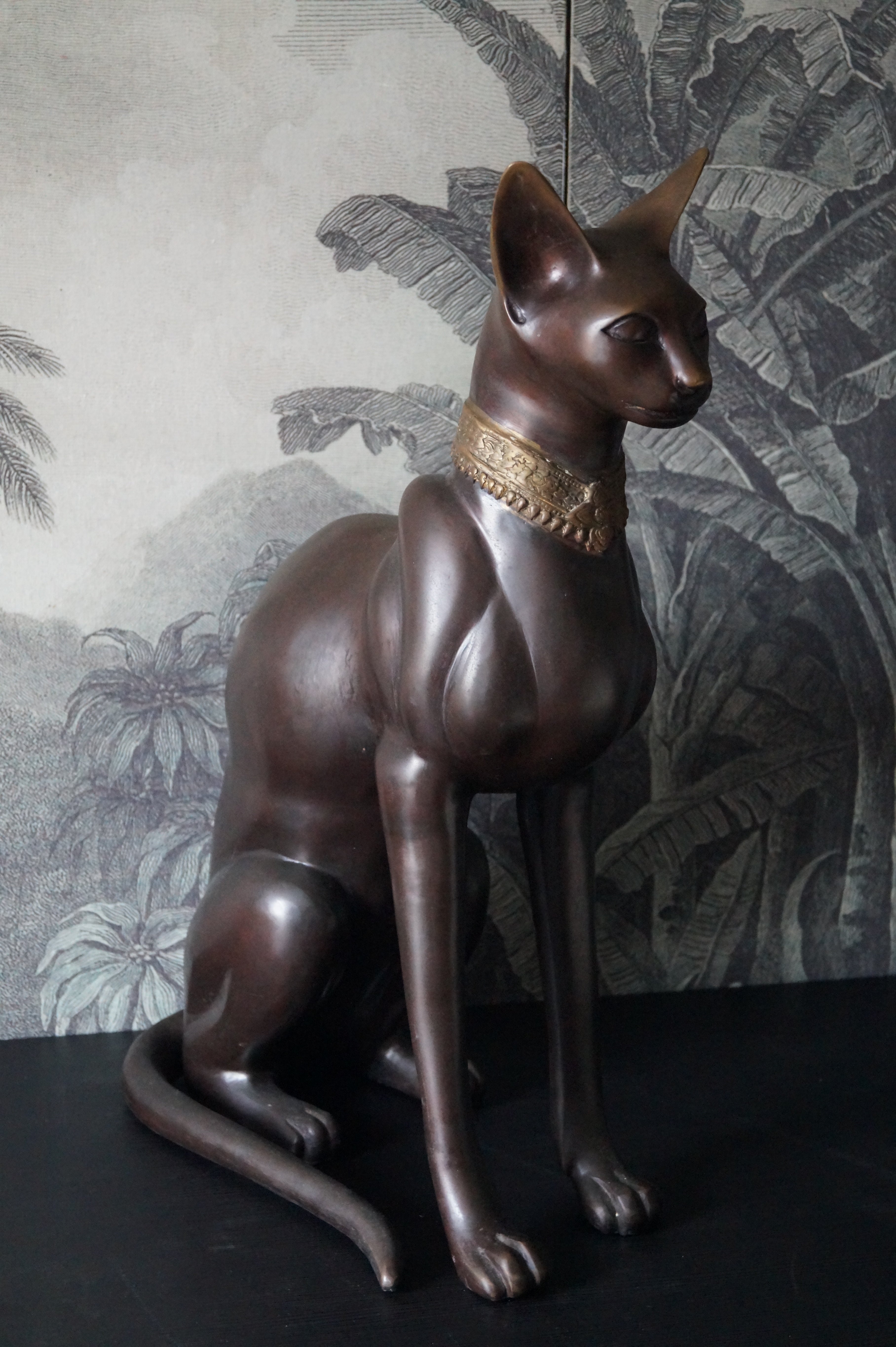 Große und majestätische Bronzeskulptur einer ägyptischen Bastet-Katze.

Frankreich 1970er Jahre