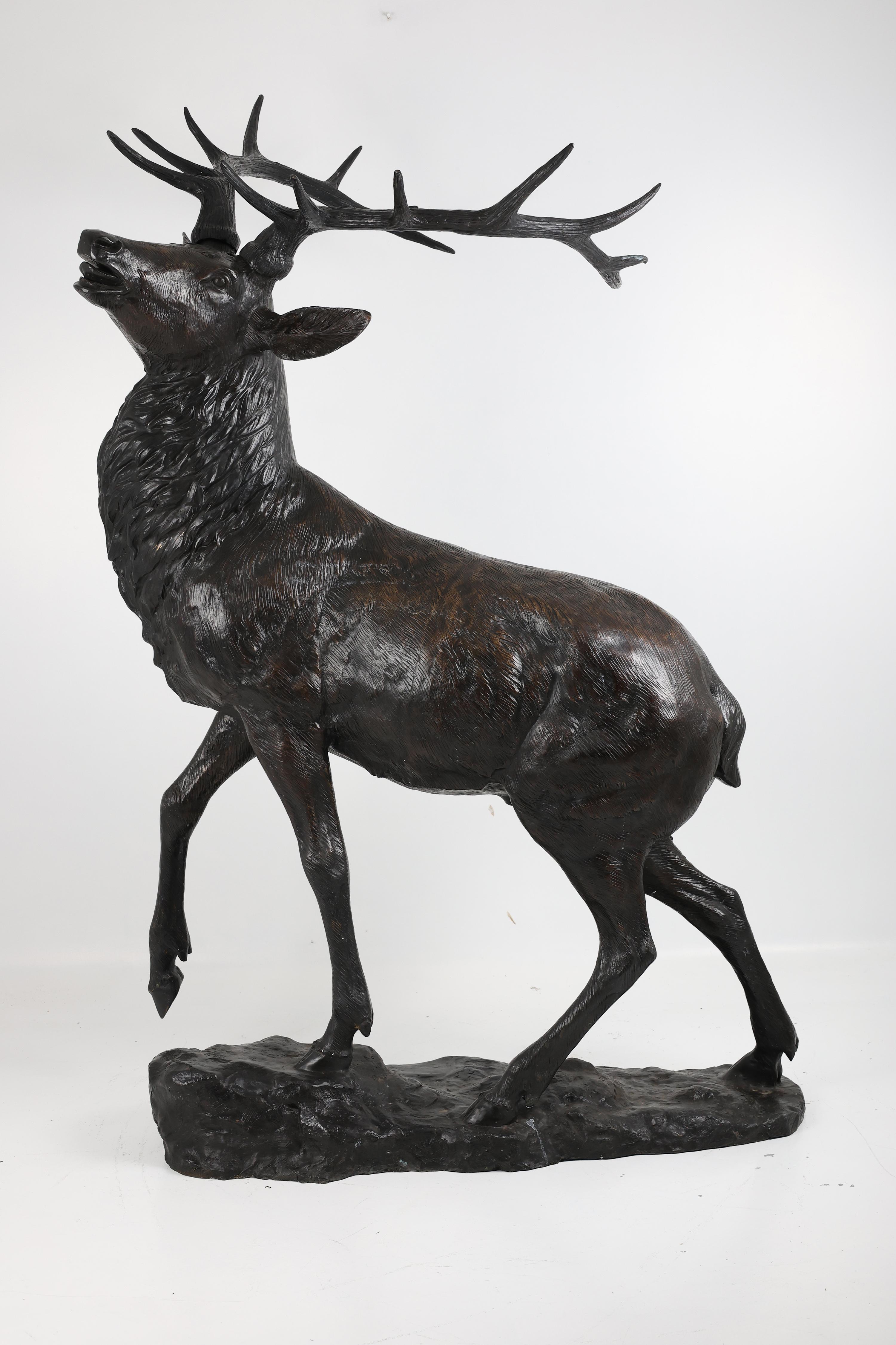 Sculpture de cerf en bronze exquis - Une représentation magistrale de la beauté noble

Cette exceptionnelle sculpture de cerf en bronze impressionne par son authenticité et son extraordinaire souci du détail, notamment dans le rendu de la fourrure,