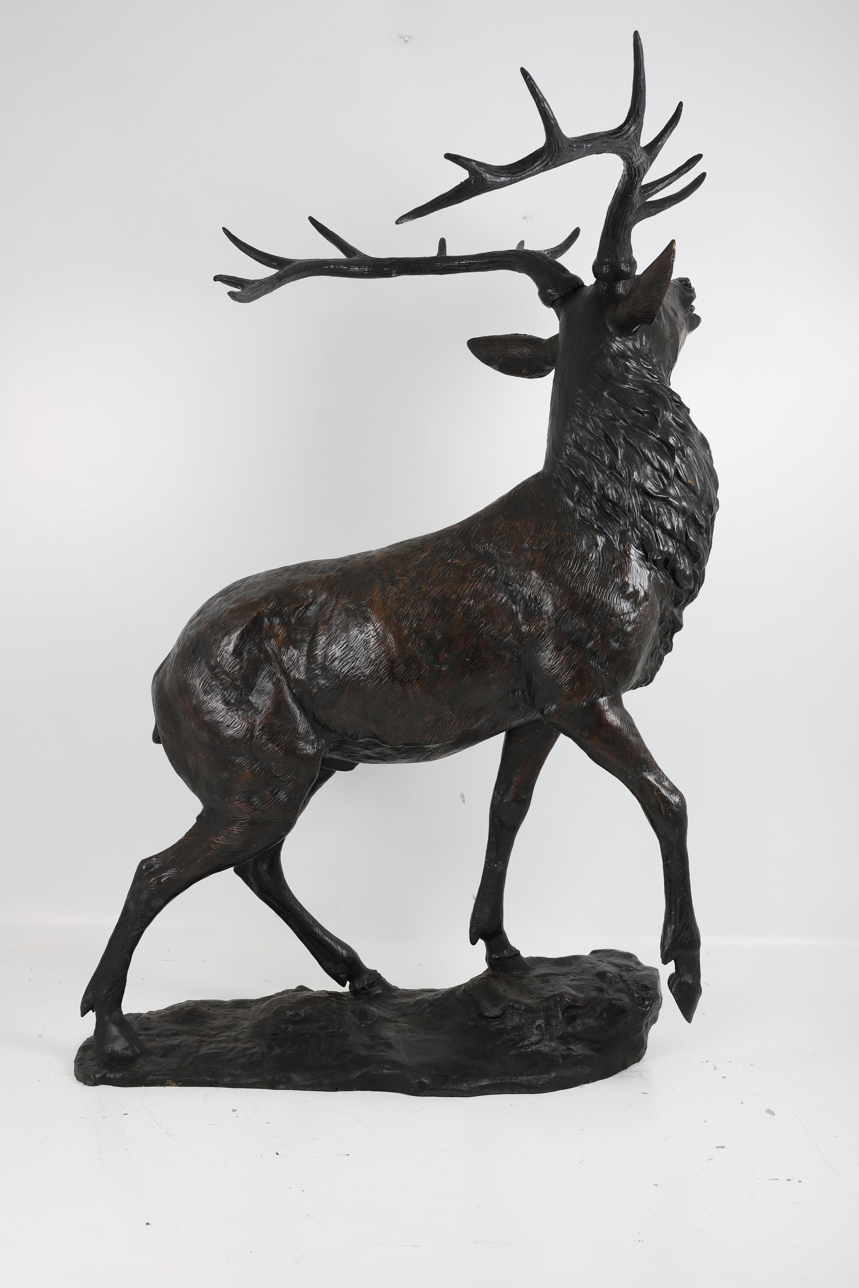 Néerlandais Grande sculpture de cerf en bronze en vente