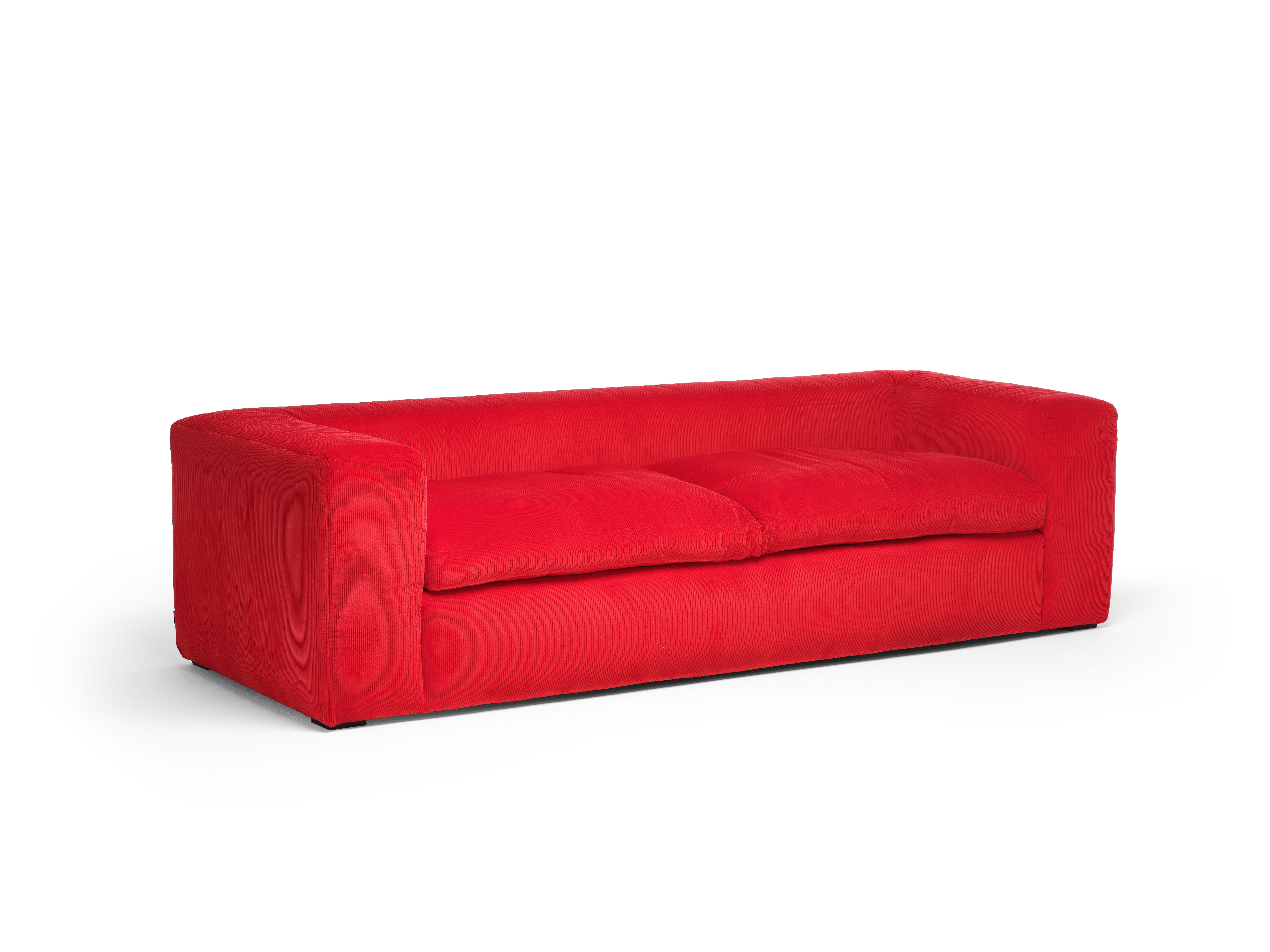 Ein einfaches und essentielles Sofa, das durch das sorgfältige Studium der Proportionen, der Füllmaterialien und der Oberflächenbehandlung einen ausgeklügelten Komfort und ein raffiniertes Image integriert. Es ist ein neuwertiges Produkt, das das