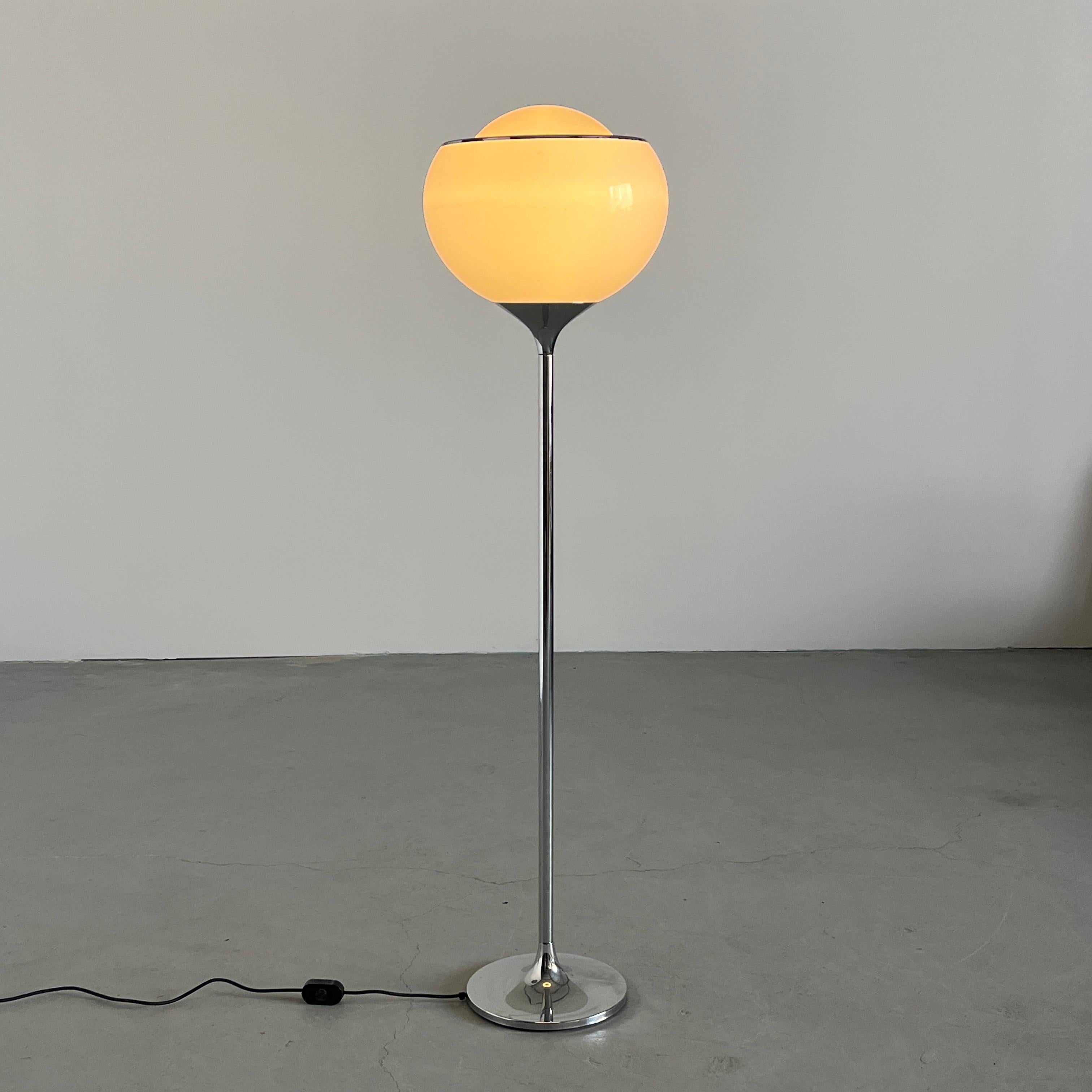 Italiano Lampada da terra Big Bud Space Age di Harvey Guzzini, plastica bianca e acciaio cromato in vendita